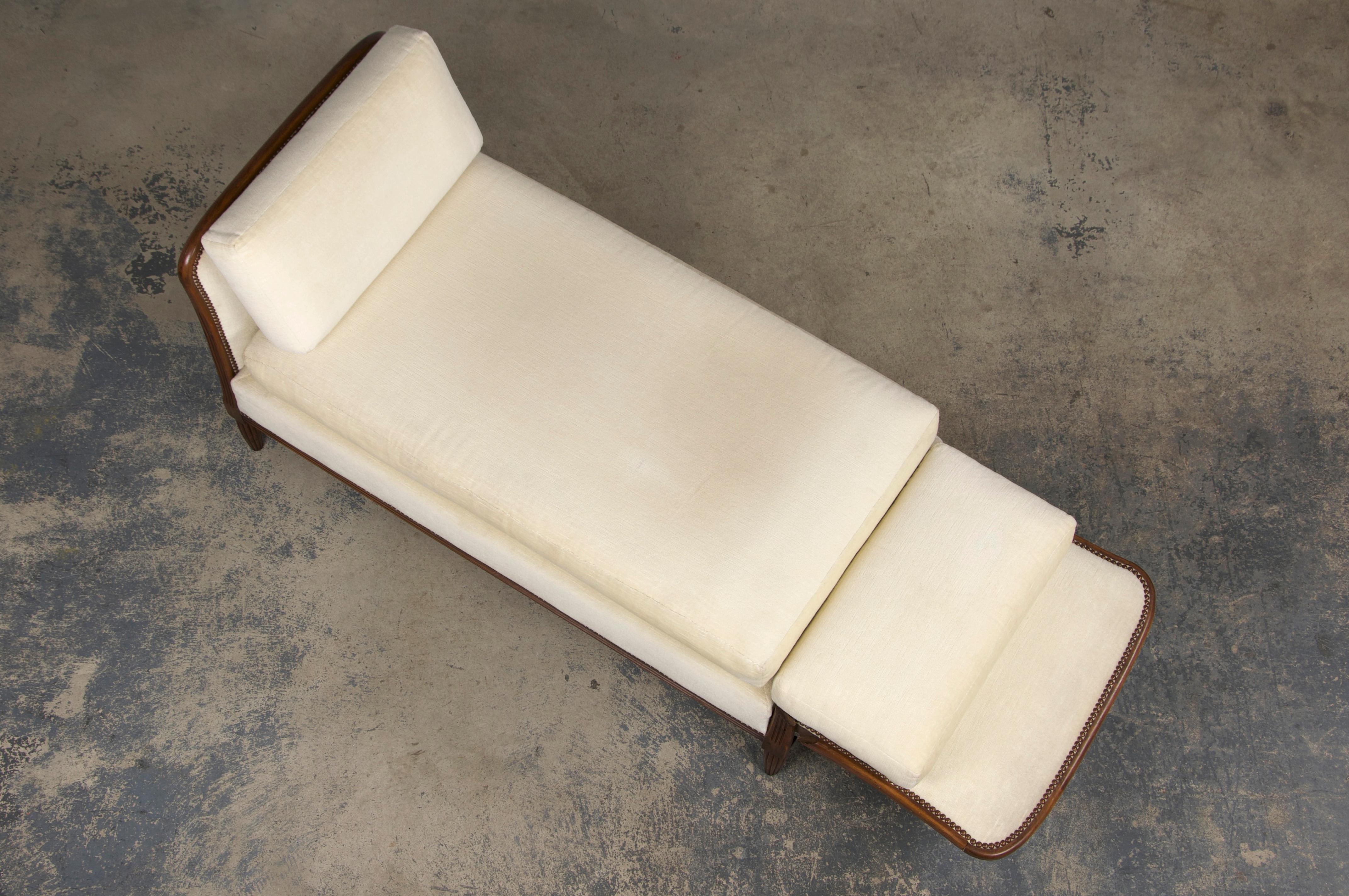 1930s French Art Deco Maple Daybed W/ Cream Velvet 8