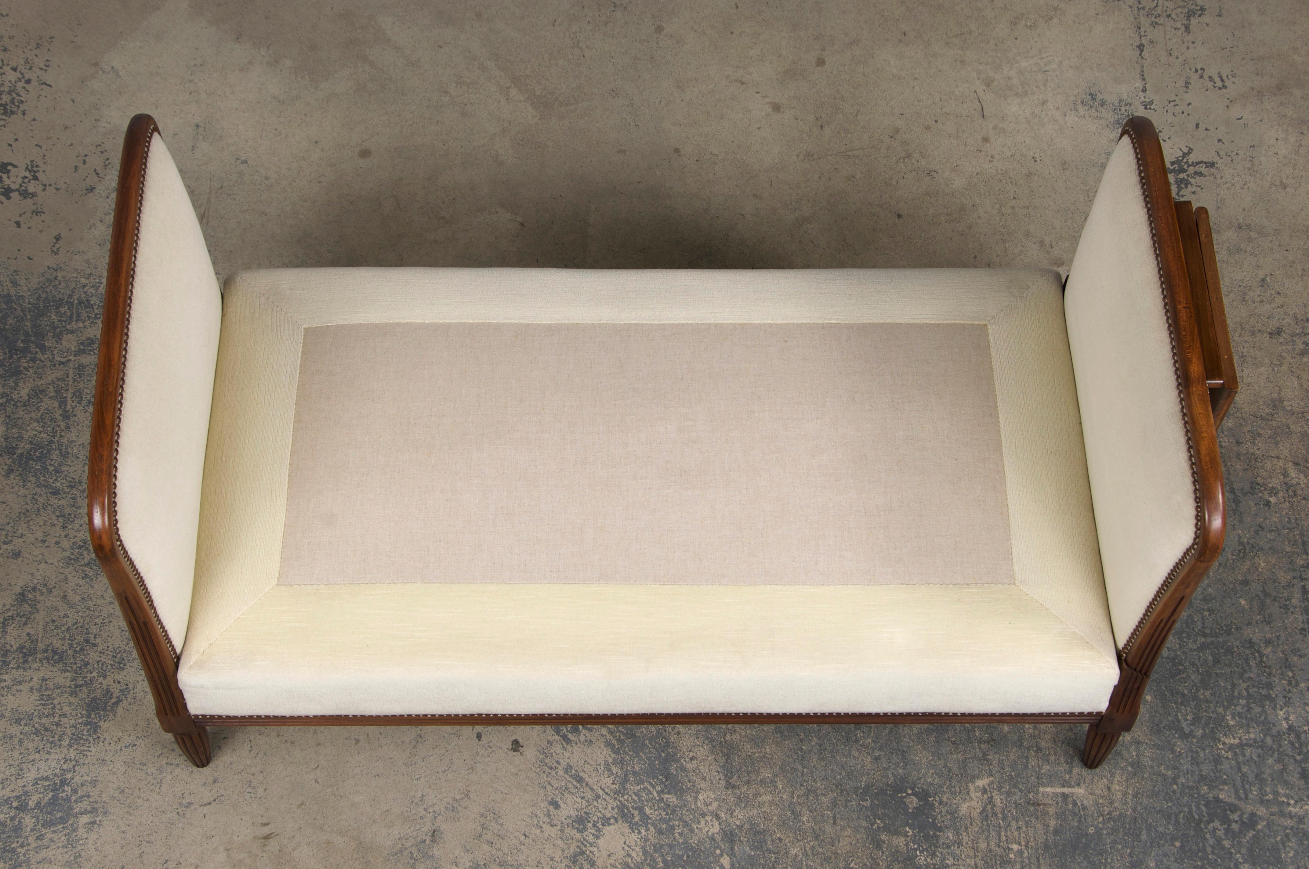 1930s French Art Deco Maple Daybed W/ Cream Velvet 9