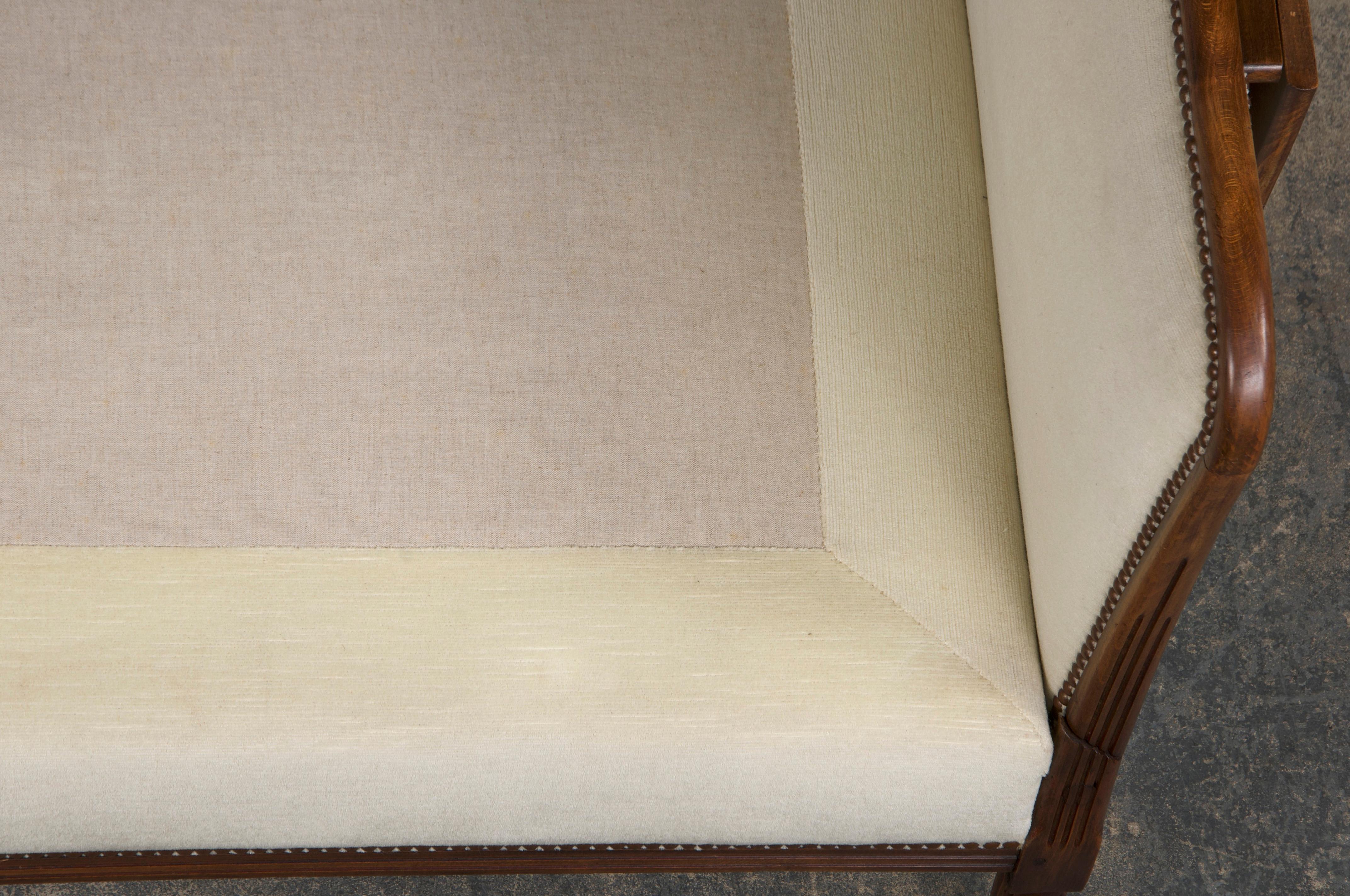 1930s French Art Deco Maple Daybed W/ Cream Velvet 10