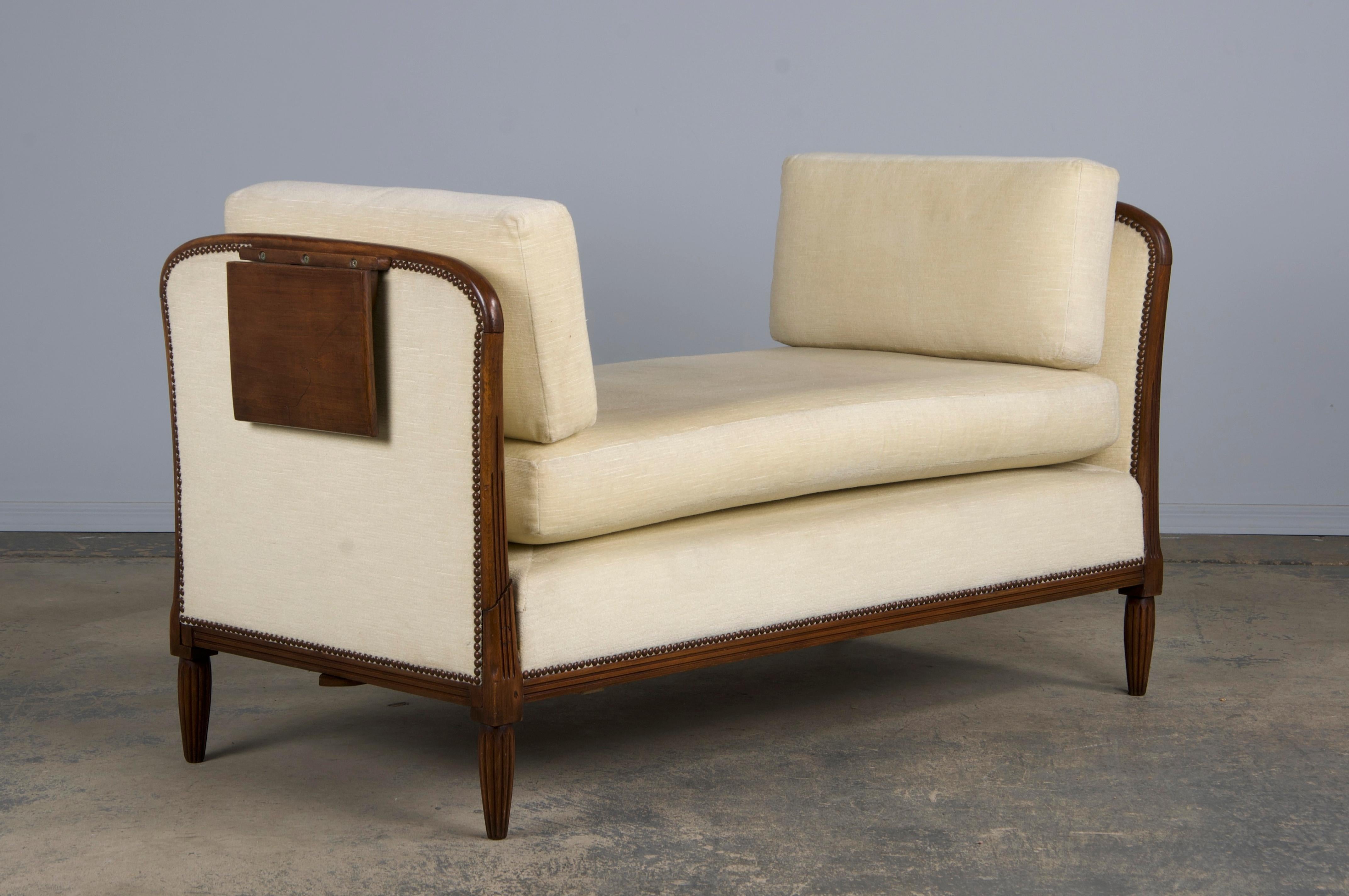 1930s French Art Deco Maple Daybed W/ Cream Velvet 11