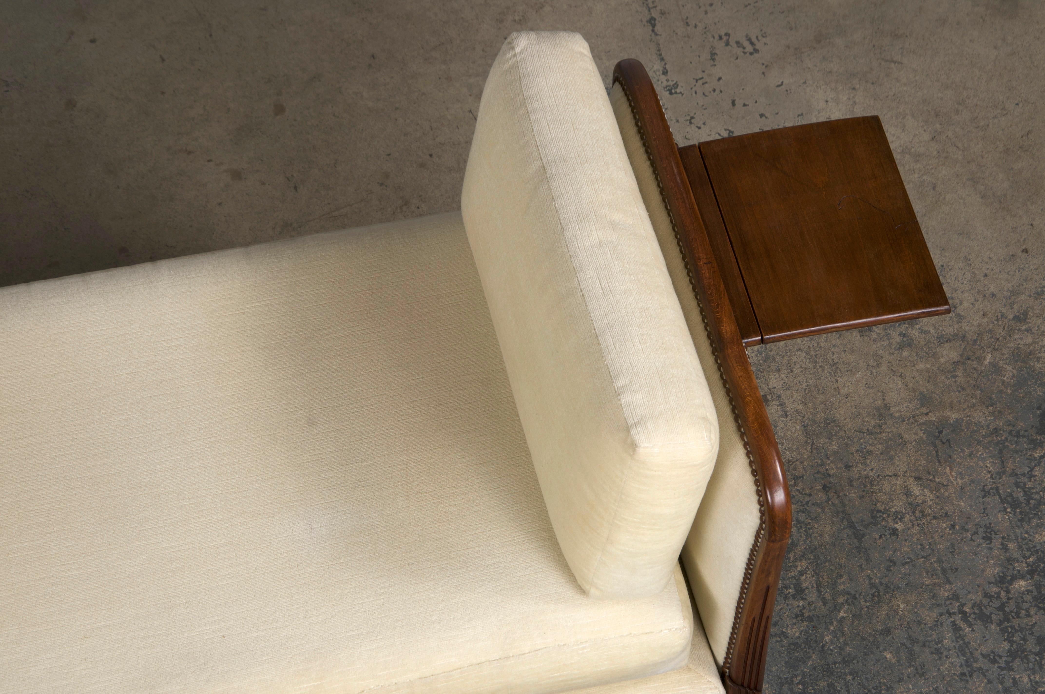 1930s French Art Deco Maple Daybed W/ Cream Velvet In Good Condition In Astoria, NY