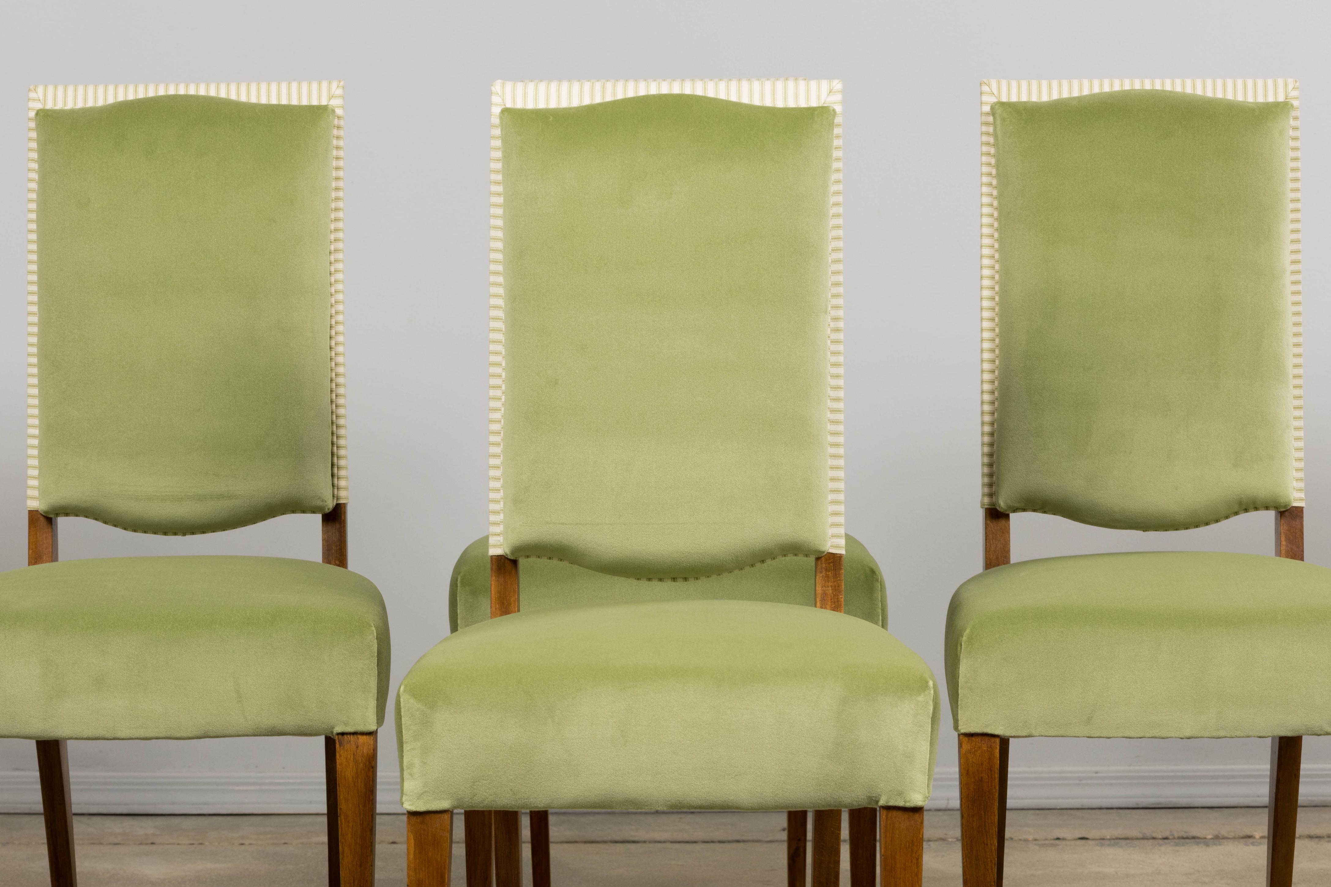 Uno squisito set di sei sedie da pranzo francesi Art Déco degli anni '30, provenienti dalla Provenza. Le sedie presentano un'elegante struttura in acero con raffinate gambe affusolate e schienali scolpiti che si incurvano in una graziosa forma a