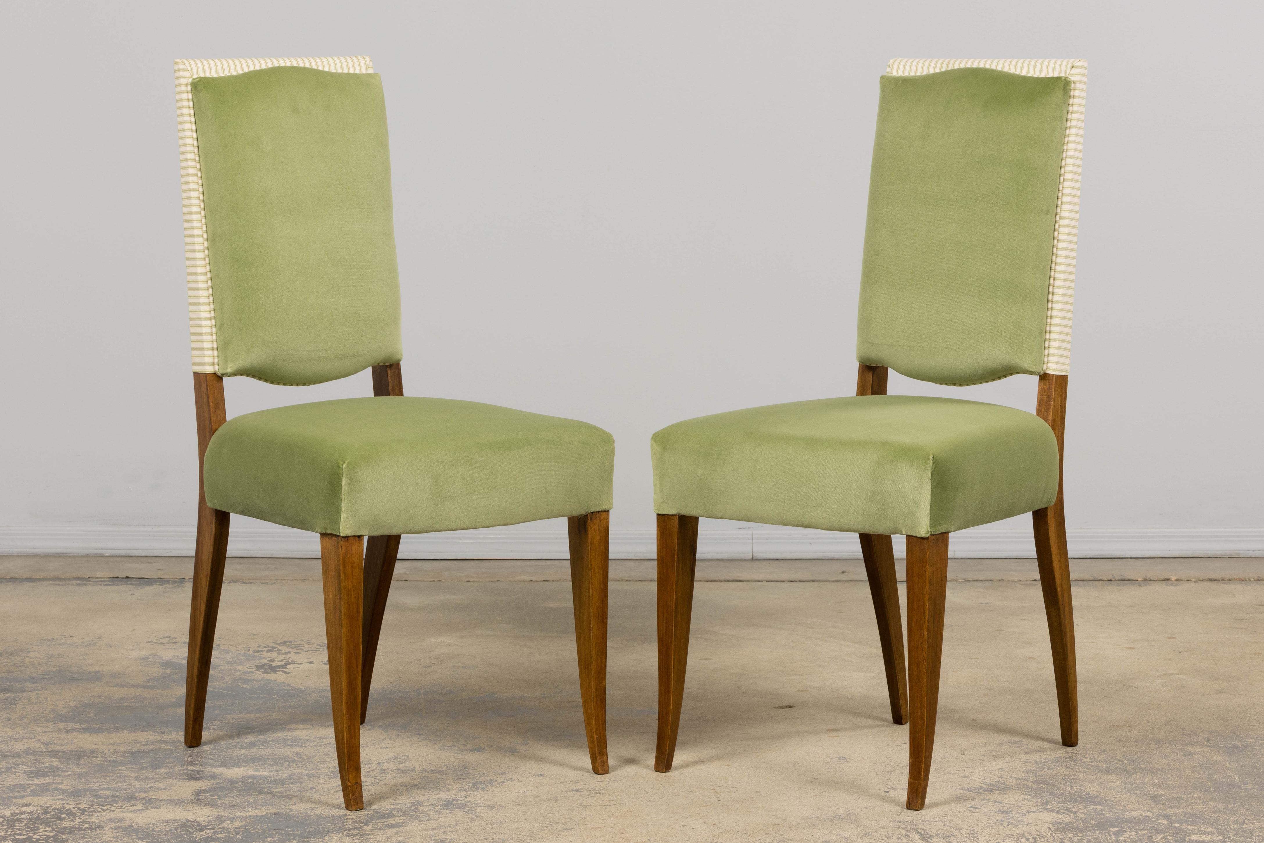 Intagliato a mano Sedie da pranzo francesi Art Deco degli anni '30 in acero con velluto Greene & Greene - set di 6 in vendita