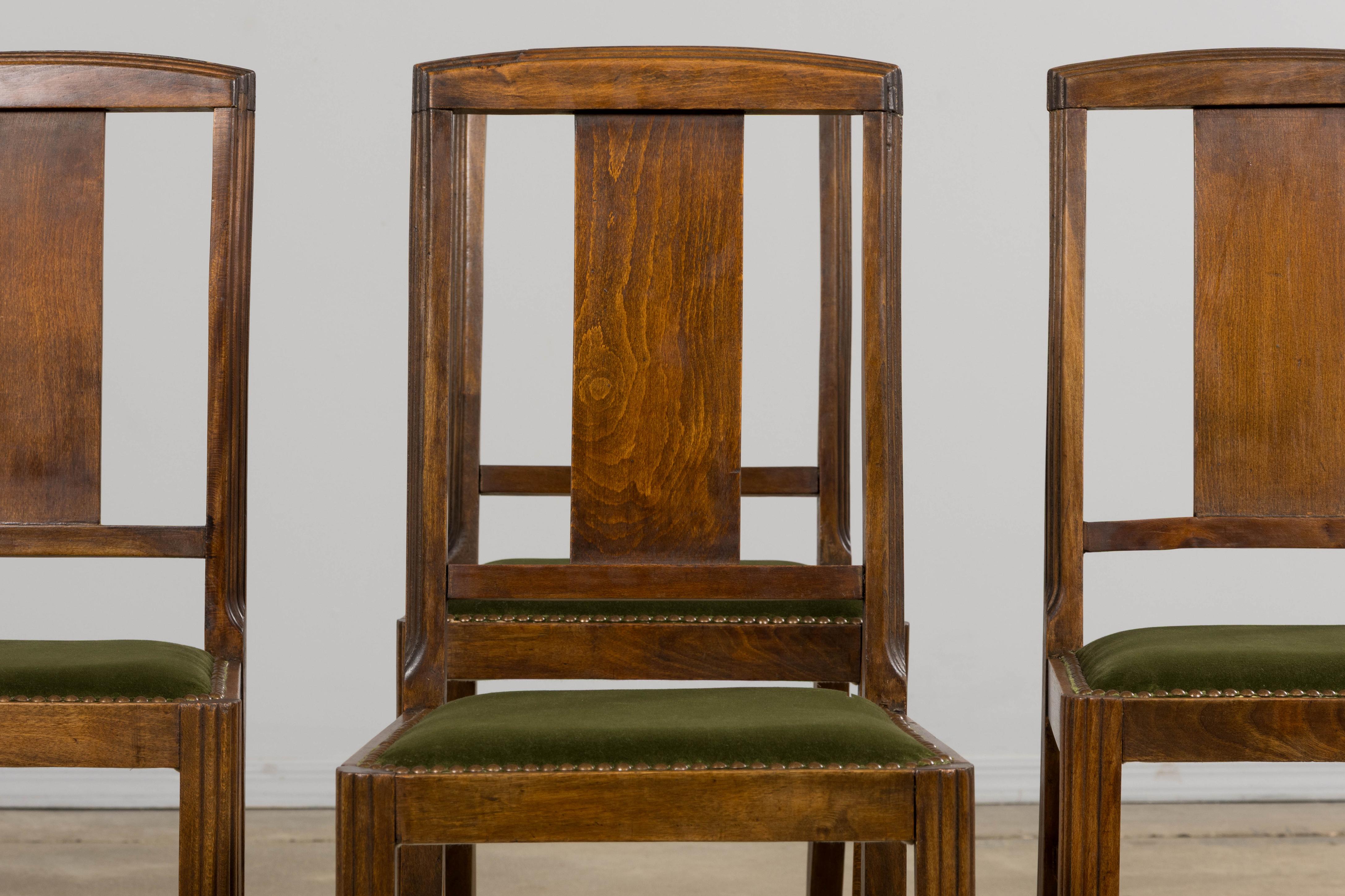 Un ensemble remarquable de six chaises de salle à manger Art déco françaises, datant des années 1930 et provenant de Provence, France. Chaque chaise est fabriquée à la main en érable et présente des lignes architecturales épurées, avec un dossier
