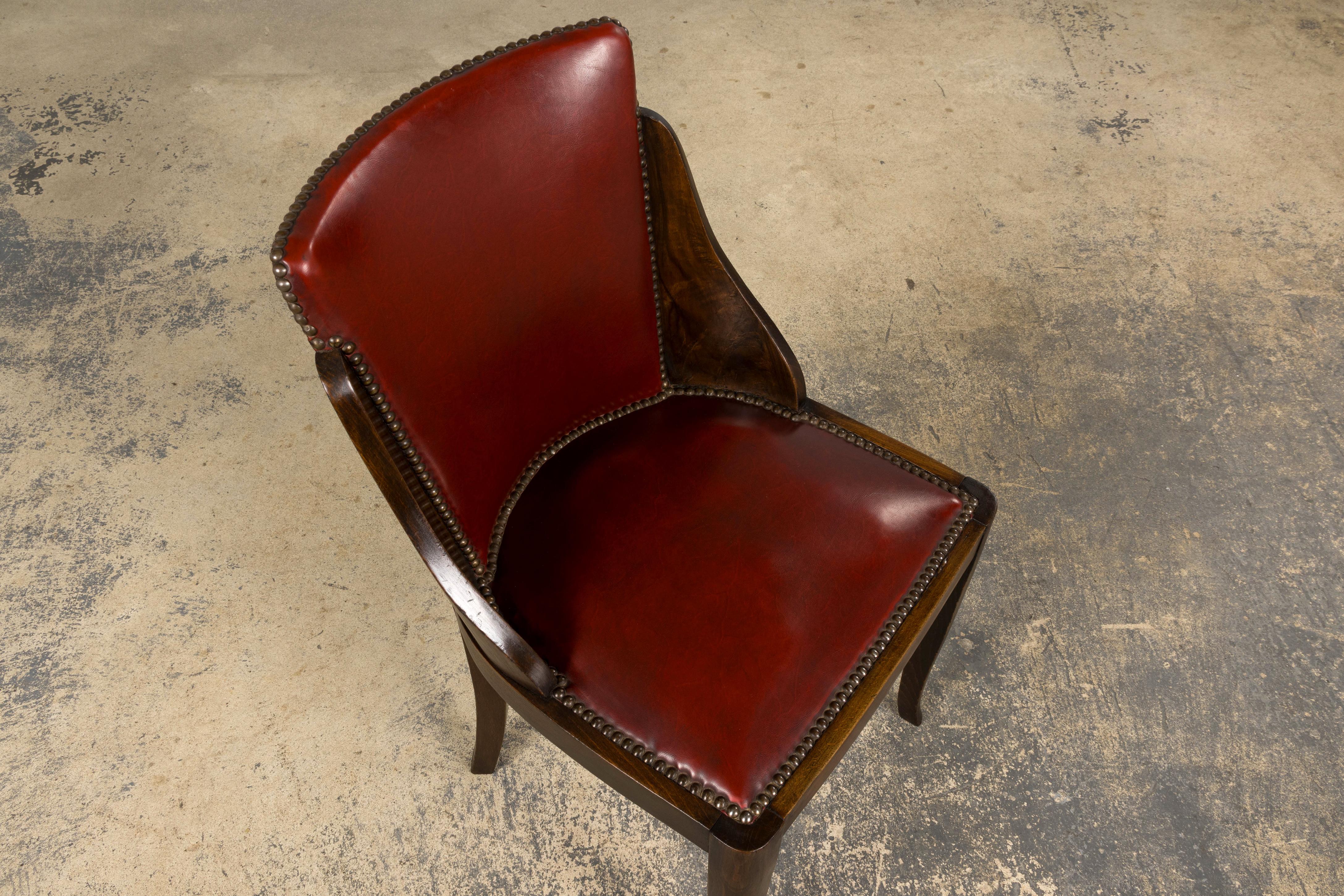 Sedie da pranzo a gondola in acero Art Deco francese degli anni '30 con finta pelle rossa - Set di 6 in vendita 2