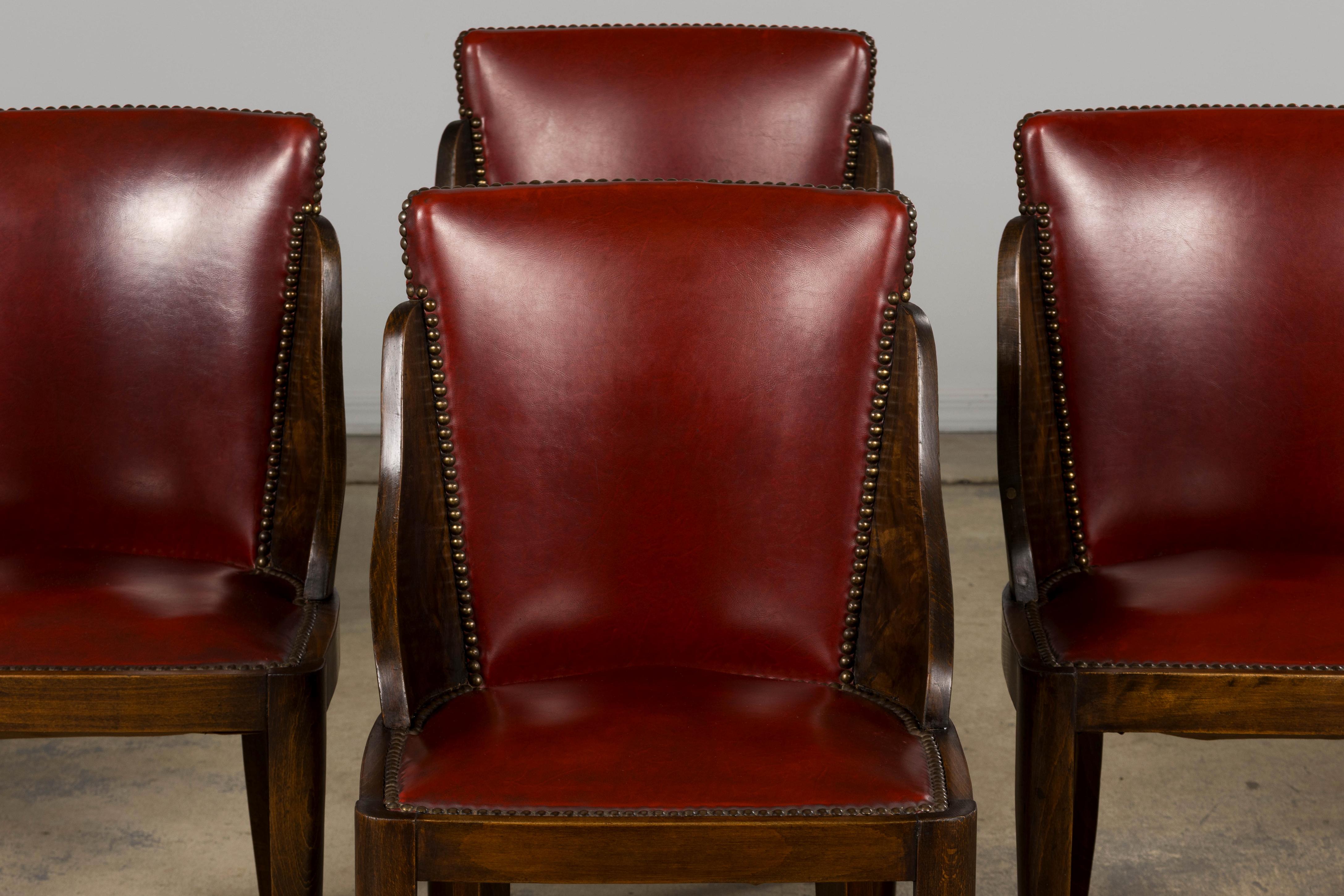 Un raffinato set di sei sedie da pranzo francesi Art Déco degli anni '30, provenienti direttamente dalla Provenza. Ogni sedia è realizzata magistralmente a mano in acero massiccio e presenta graziose silhouette a gondola accentuate da intarsi