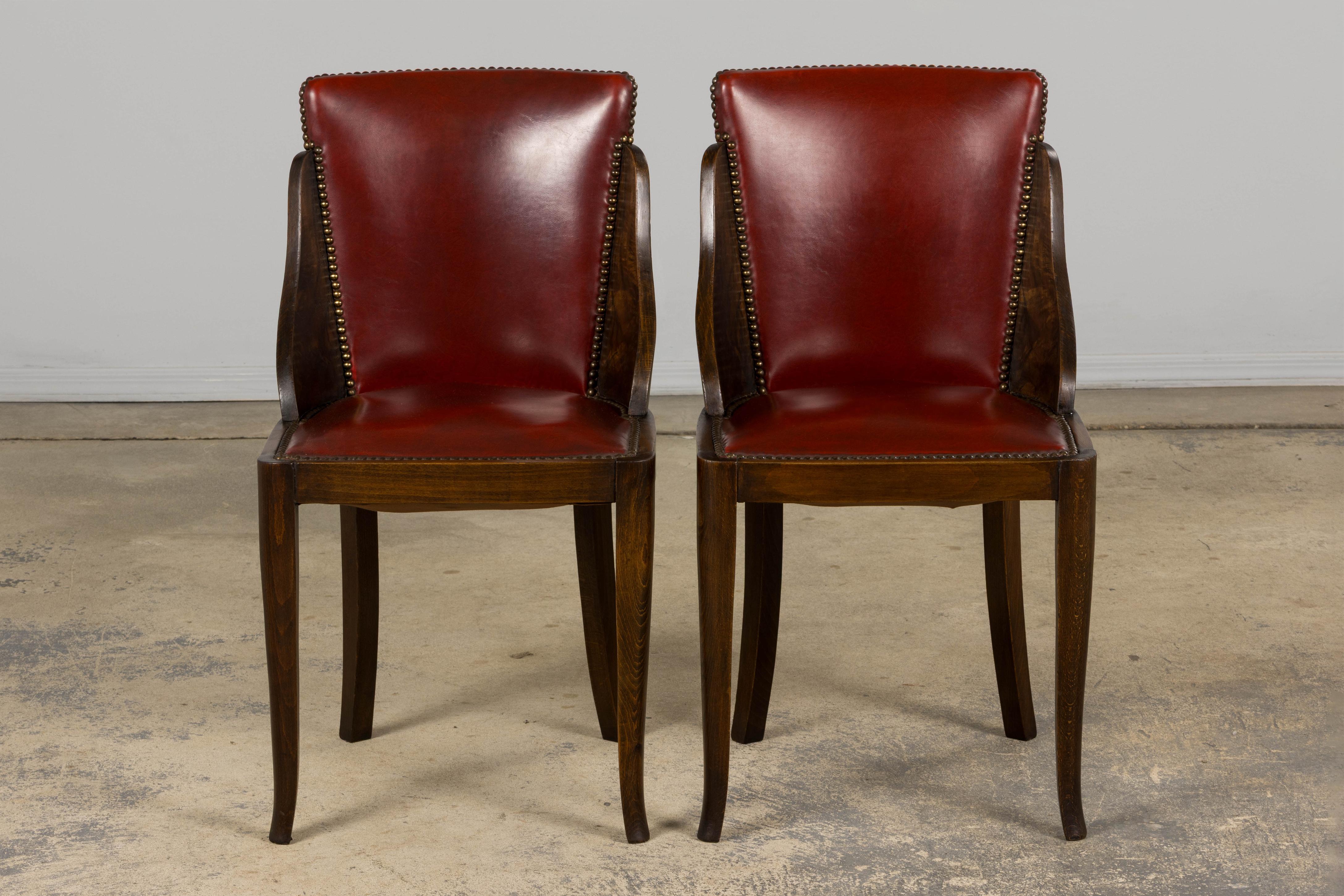 Intagliato a mano Sedie da pranzo a gondola in acero Art Deco francese degli anni '30 con finta pelle rossa - Set di 6 in vendita