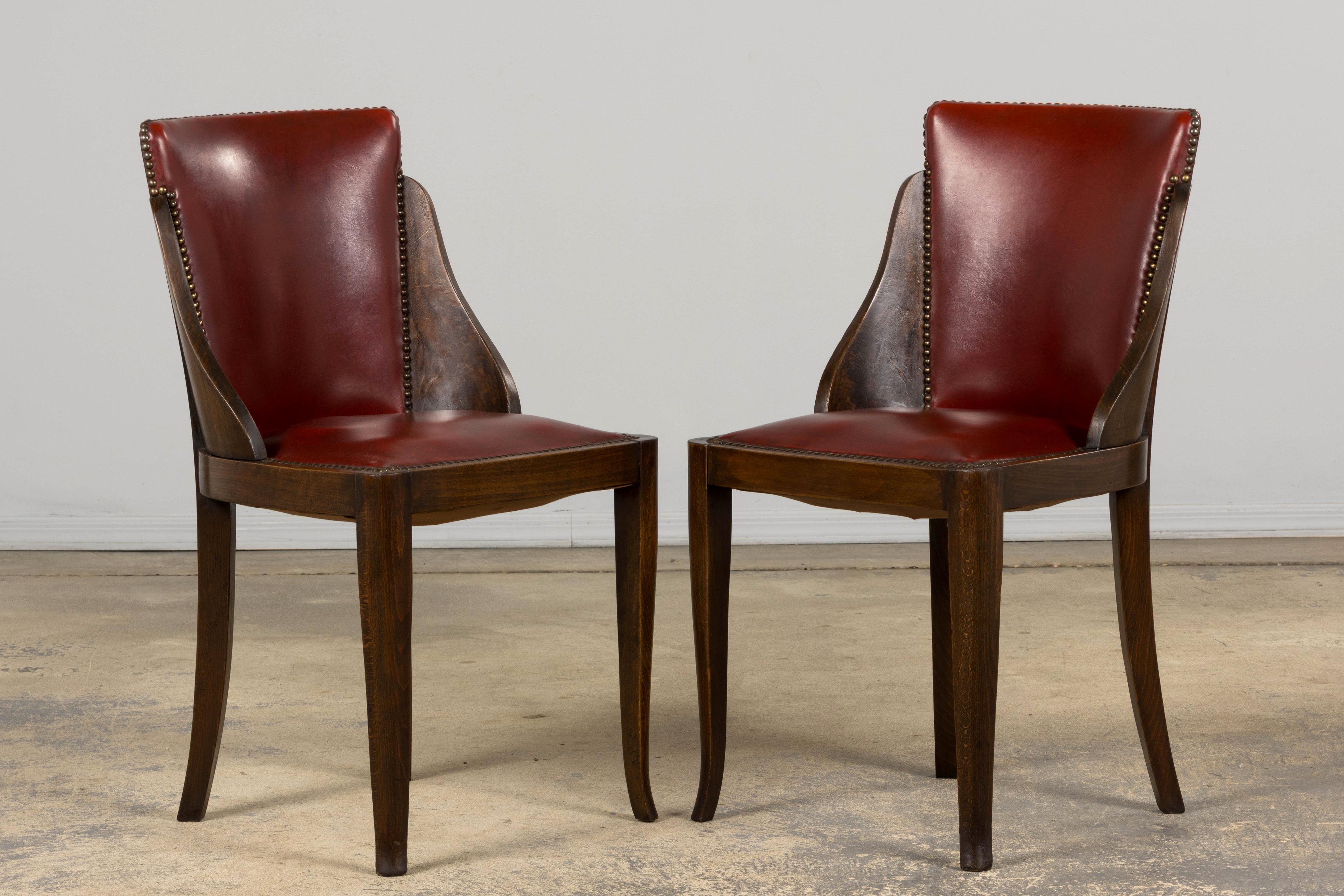 XX secolo Sedie da pranzo a gondola in acero Art Deco francese degli anni '30 con finta pelle rossa - Set di 6 in vendita