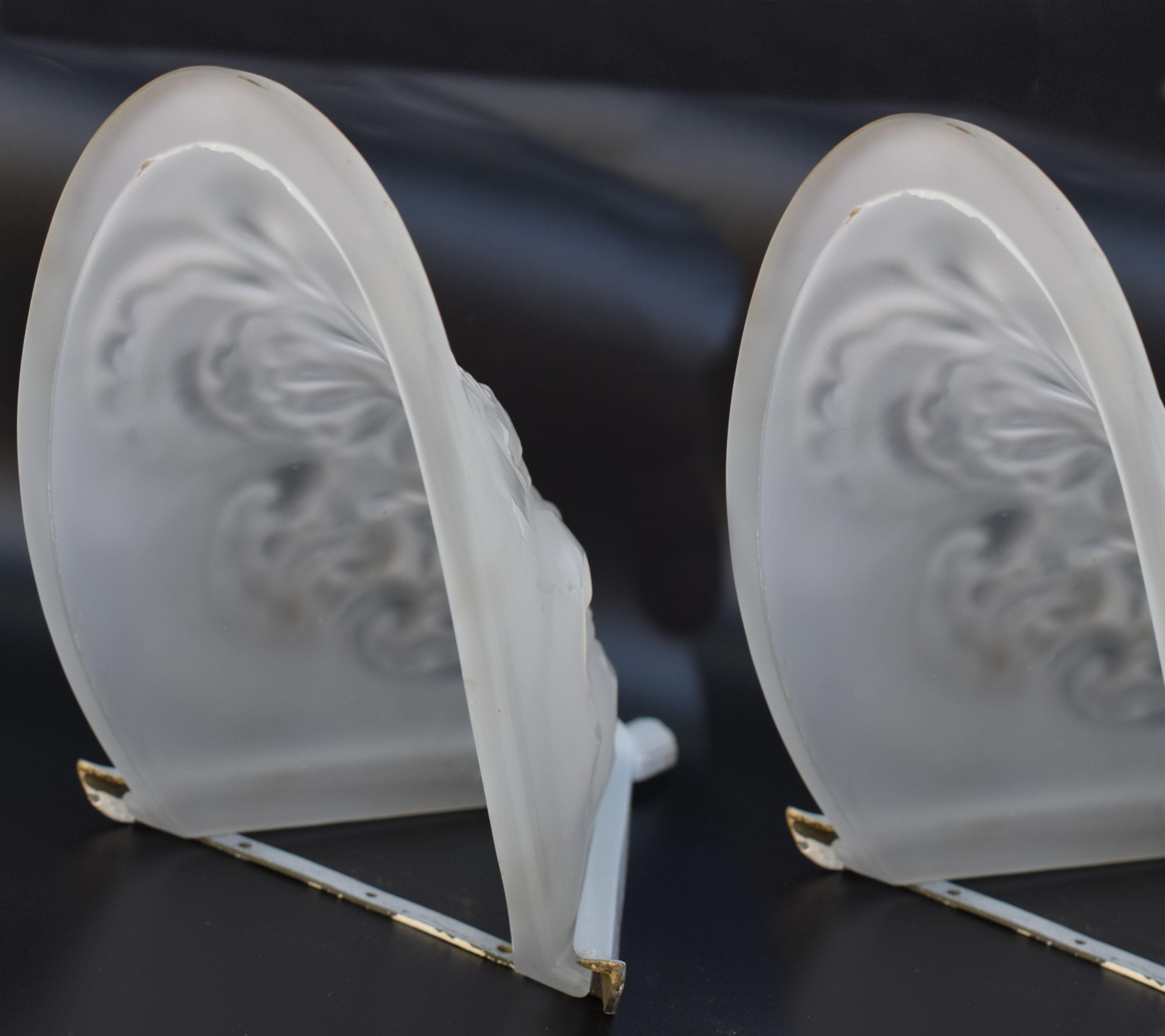 1930s French Art Deco Matching Pair of Wall Light Sconces In Good Condition For Sale In Devon, England