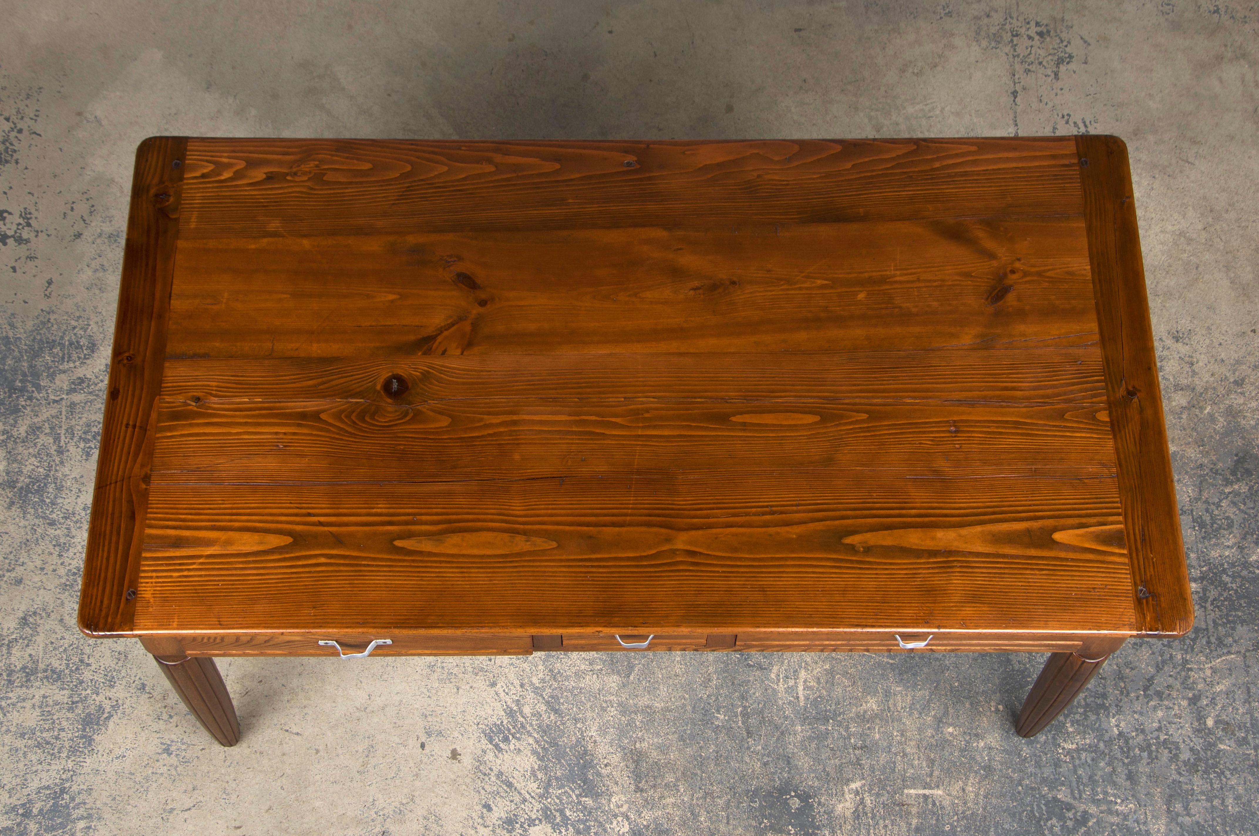 Mesa de granja de madera mixta Art Decó francesa de los años 30 Tallado a mano en venta
