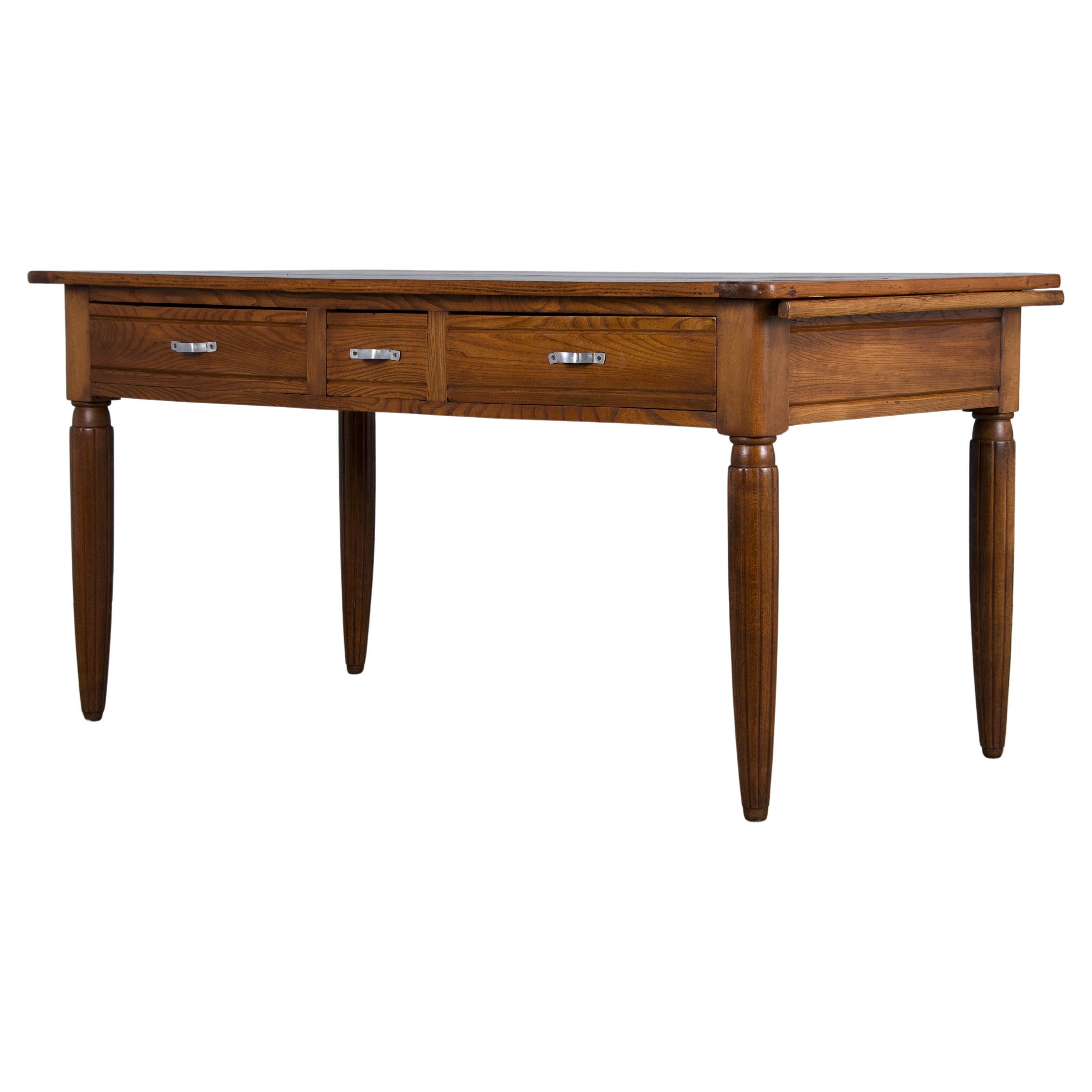 Encantadora mesa o consola de cocina francesa Art Decó de los años 30 procedente de Provenza, Francia. Hecha a mano con maderas macizas mixtas, la mesa muestra una pátina envejecida de forma natural con ricos tonos marrones y llamativas vetas de