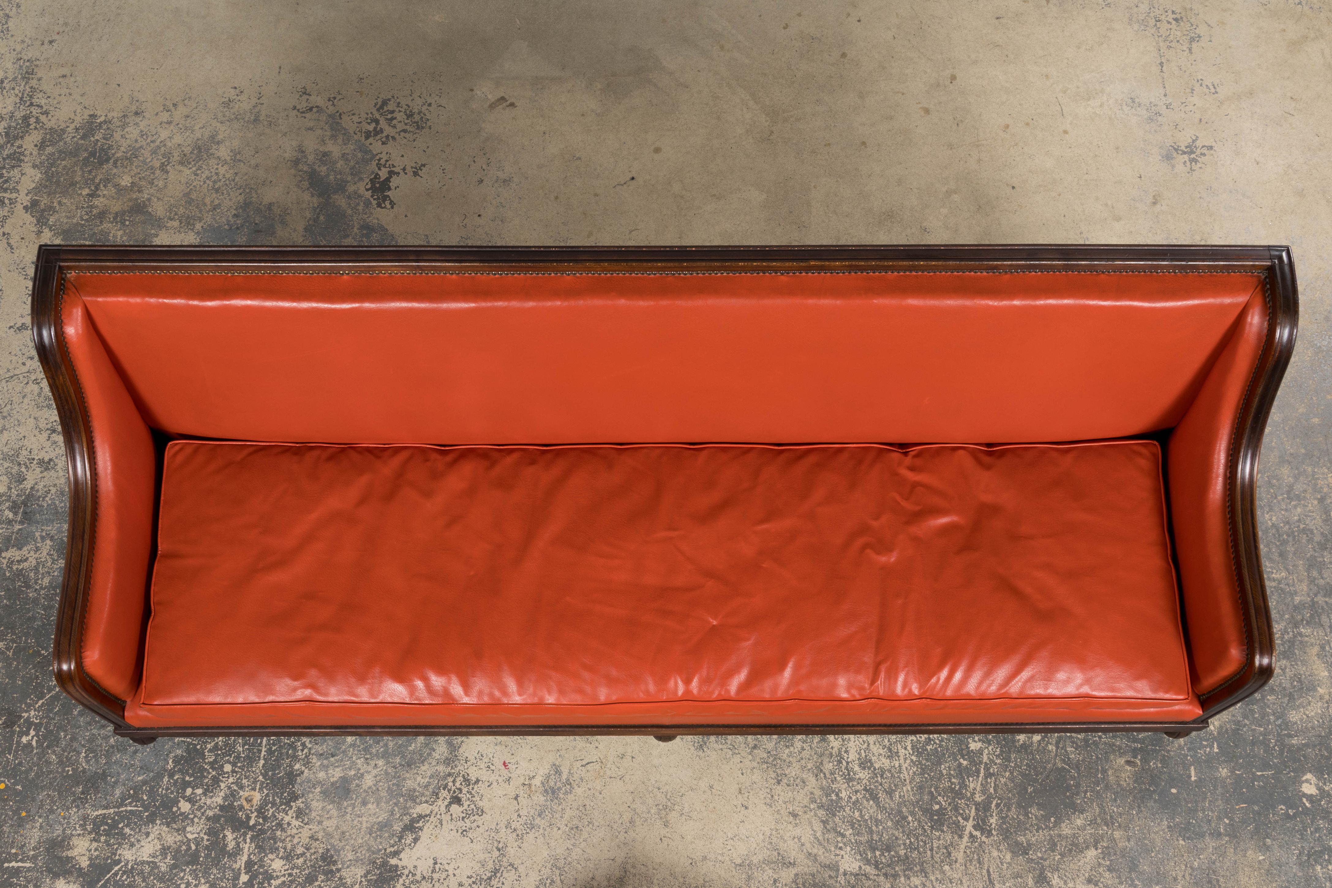 Un sorprendente canapè francese Art Déco degli anni '30, proveniente dalla Provenza. Realizzato in rovere massiccio, il divano è rivestito con l'originale ecopelle rosso-arancio, che conferisce un'audace presenza visiva alla sua silhouette snella.