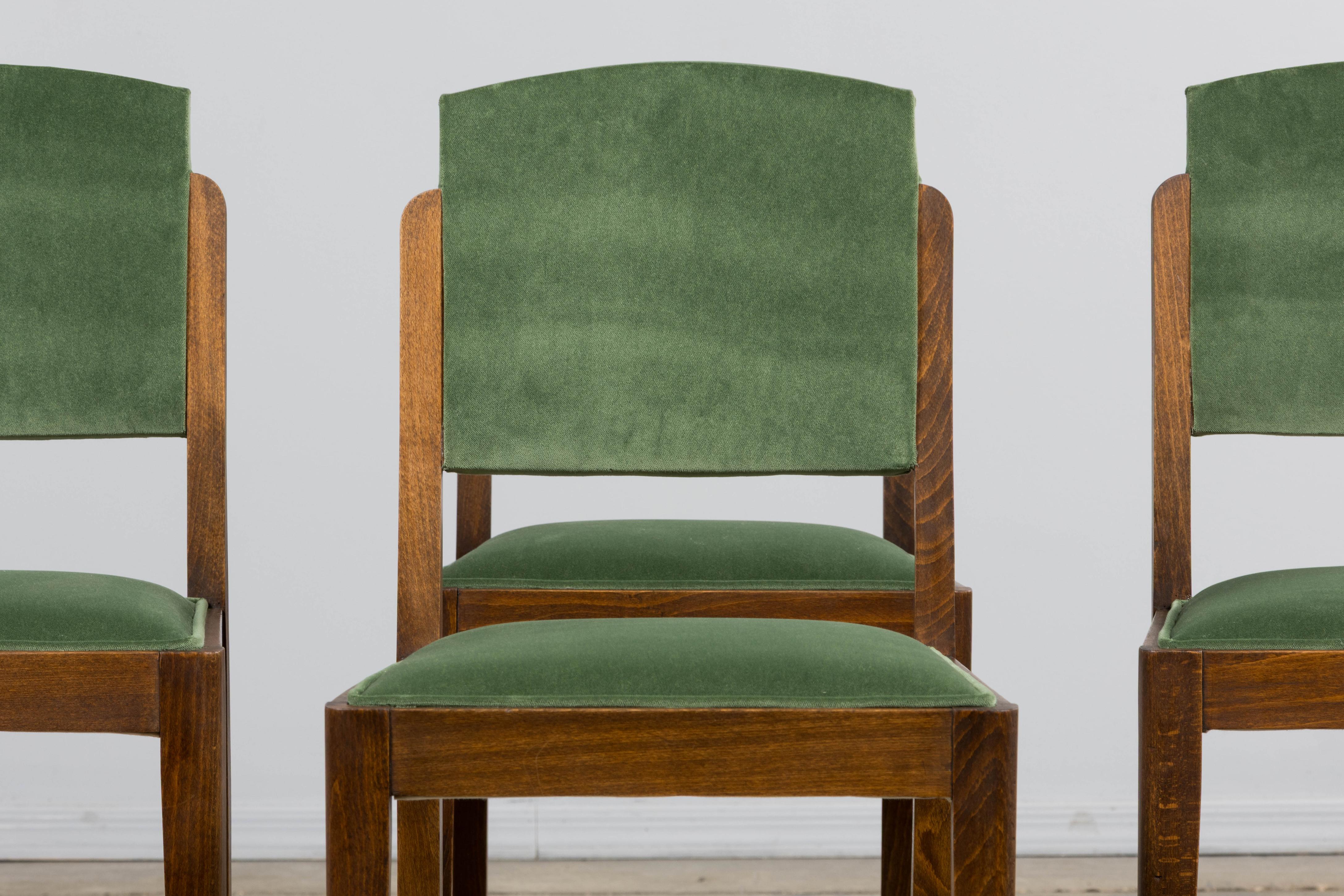 Ein wunderschön restaurierter Satz von sechs französischen Art-Déco-Esszimmerstühlen aus den späten 1930er Jahren, die in Frankreich beschafft wurden. Jeder Stuhl ist aus Eichenholz gefertigt und zeichnet sich durch eine klare, geradlinige