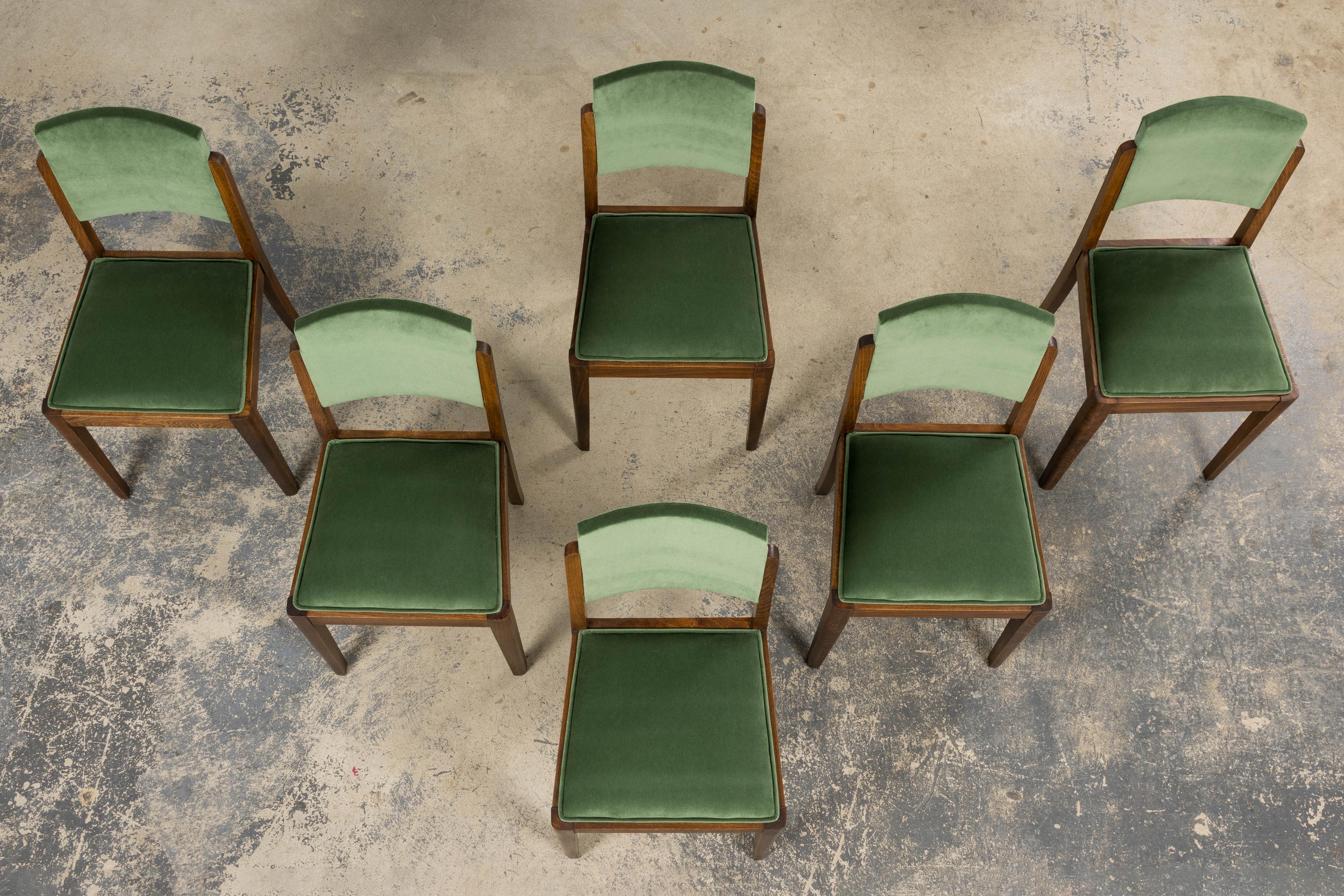 Französische Art-Déco-Esszimmerstühle aus Eichenholz aus den 1930er Jahren mit grünem Samt - 6er-Set (Art déco) im Angebot