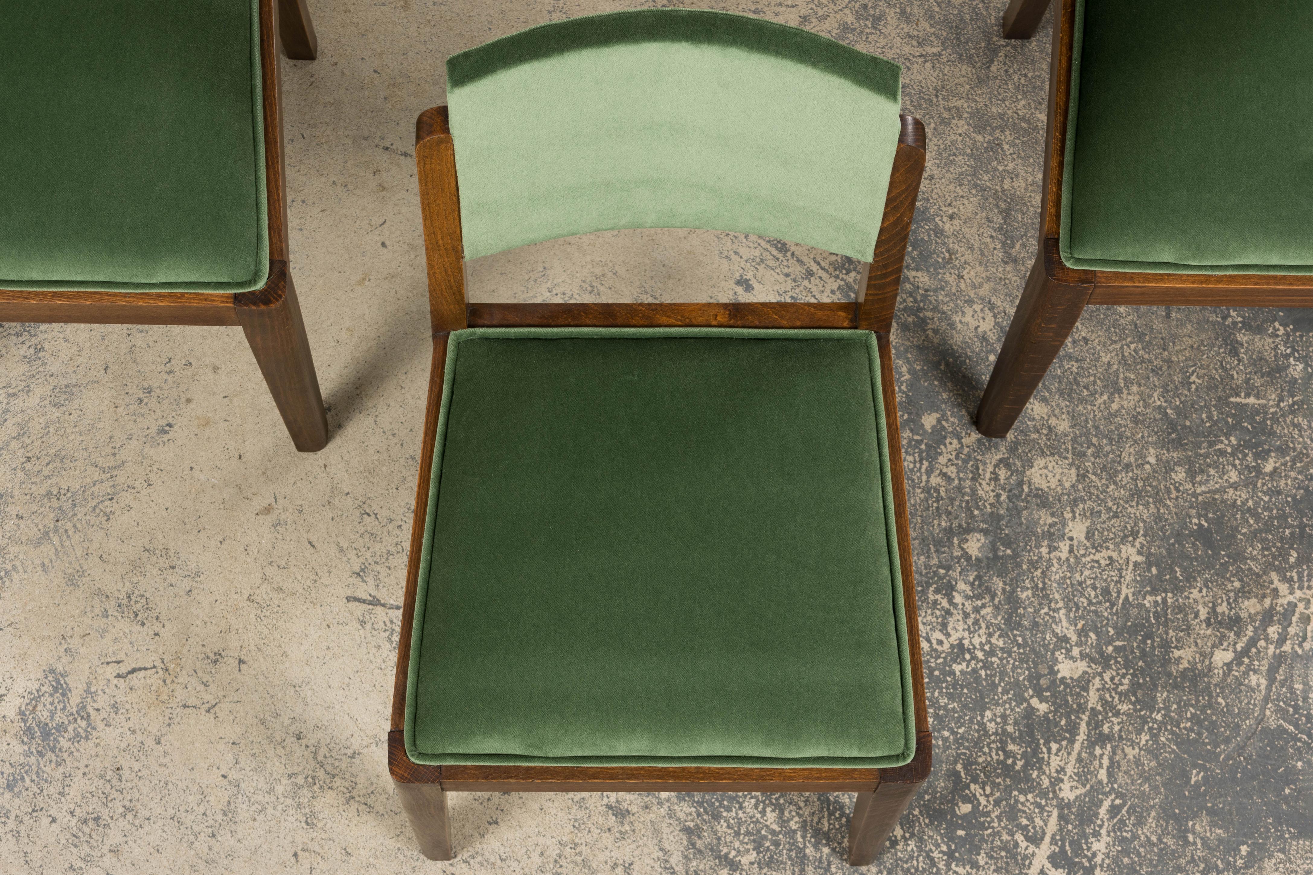 Französische Art-Déco-Esszimmerstühle aus Eichenholz aus den 1930er Jahren mit grünem Samt - 6er-Set (Handgefertigt) im Angebot