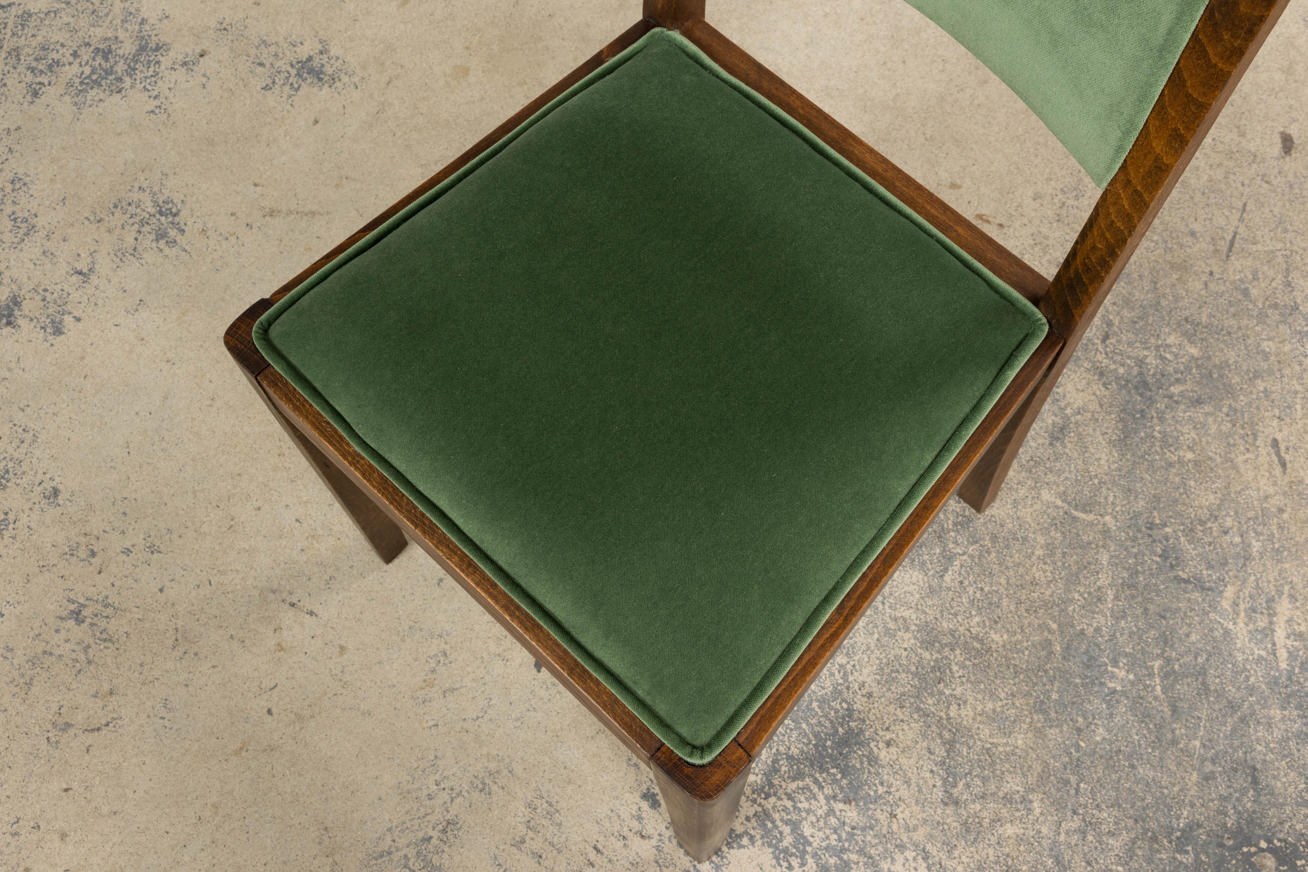 Französische Art-Déco-Esszimmerstühle aus Eichenholz aus den 1930er Jahren mit grünem Samt - 6er-Set im Angebot 3