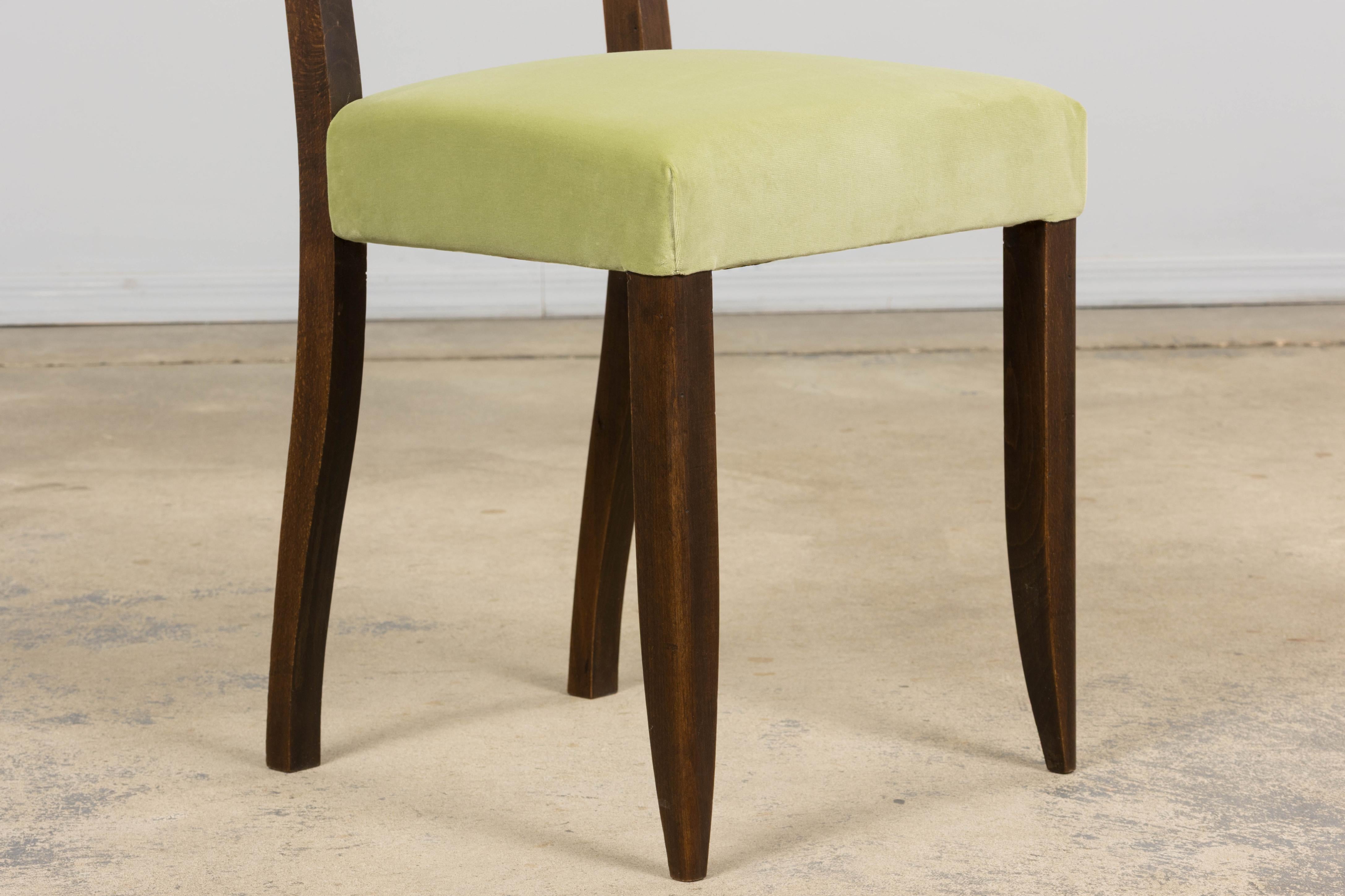 1930s French Art Deco Oak Dining Chairs in Laurel Green Velvet - Set of 6 im Angebot 4