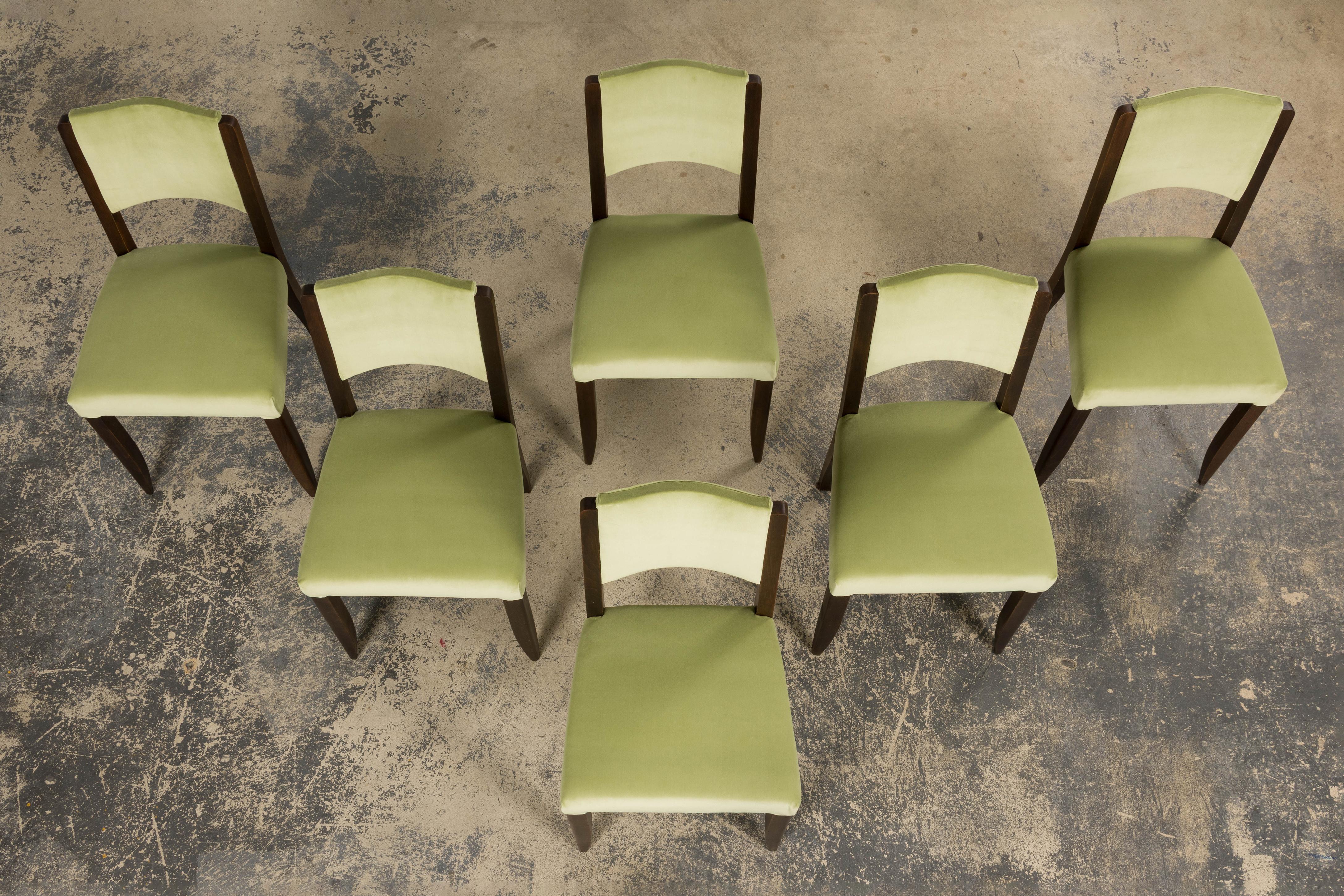 1930s French Art Deco Oak Dining Chairs in Laurel Green Velvet - Set of 6 (Art déco) im Angebot