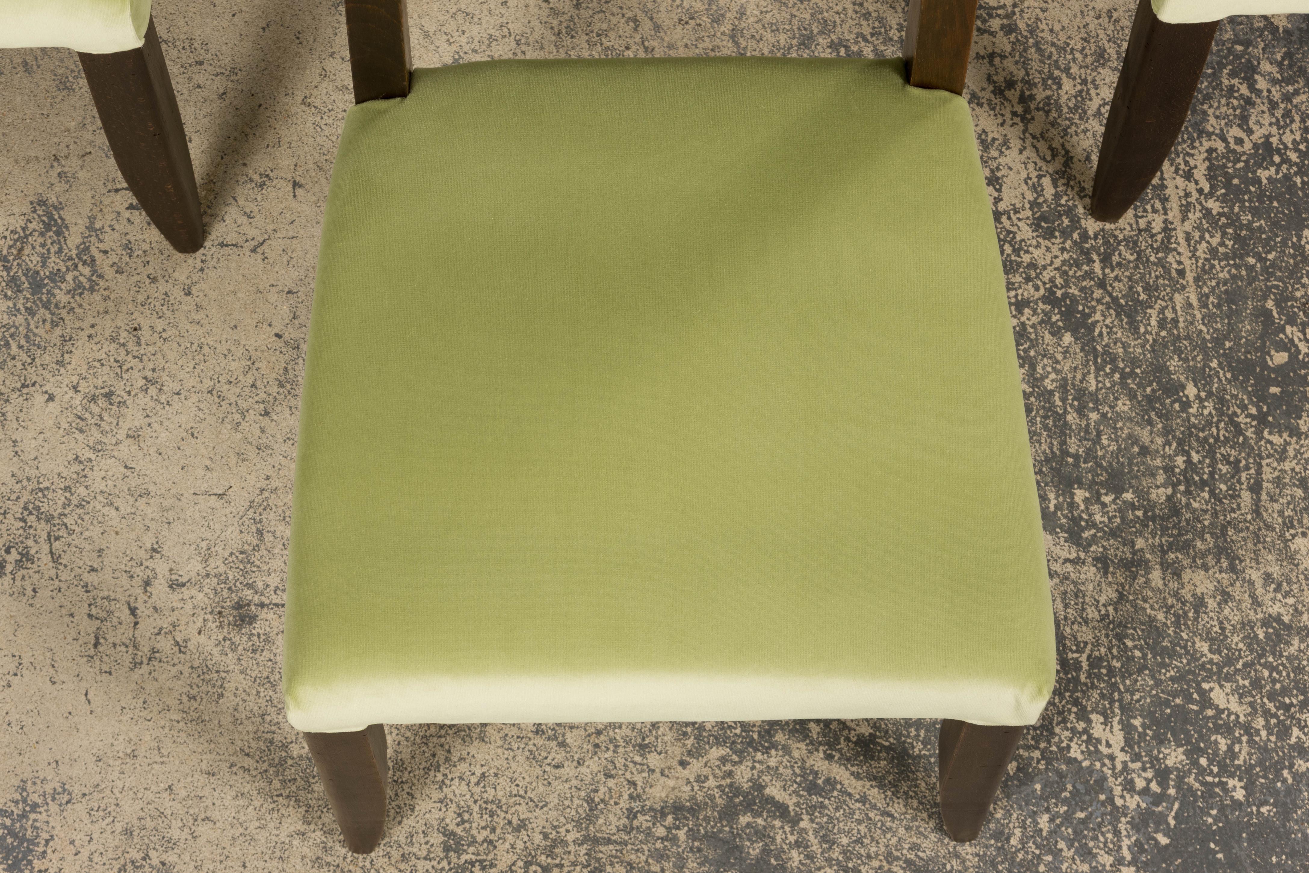 1930s French Art Deco Oak Dining Chairs in Laurel Green Velvet - Set of 6 (Französisch) im Angebot