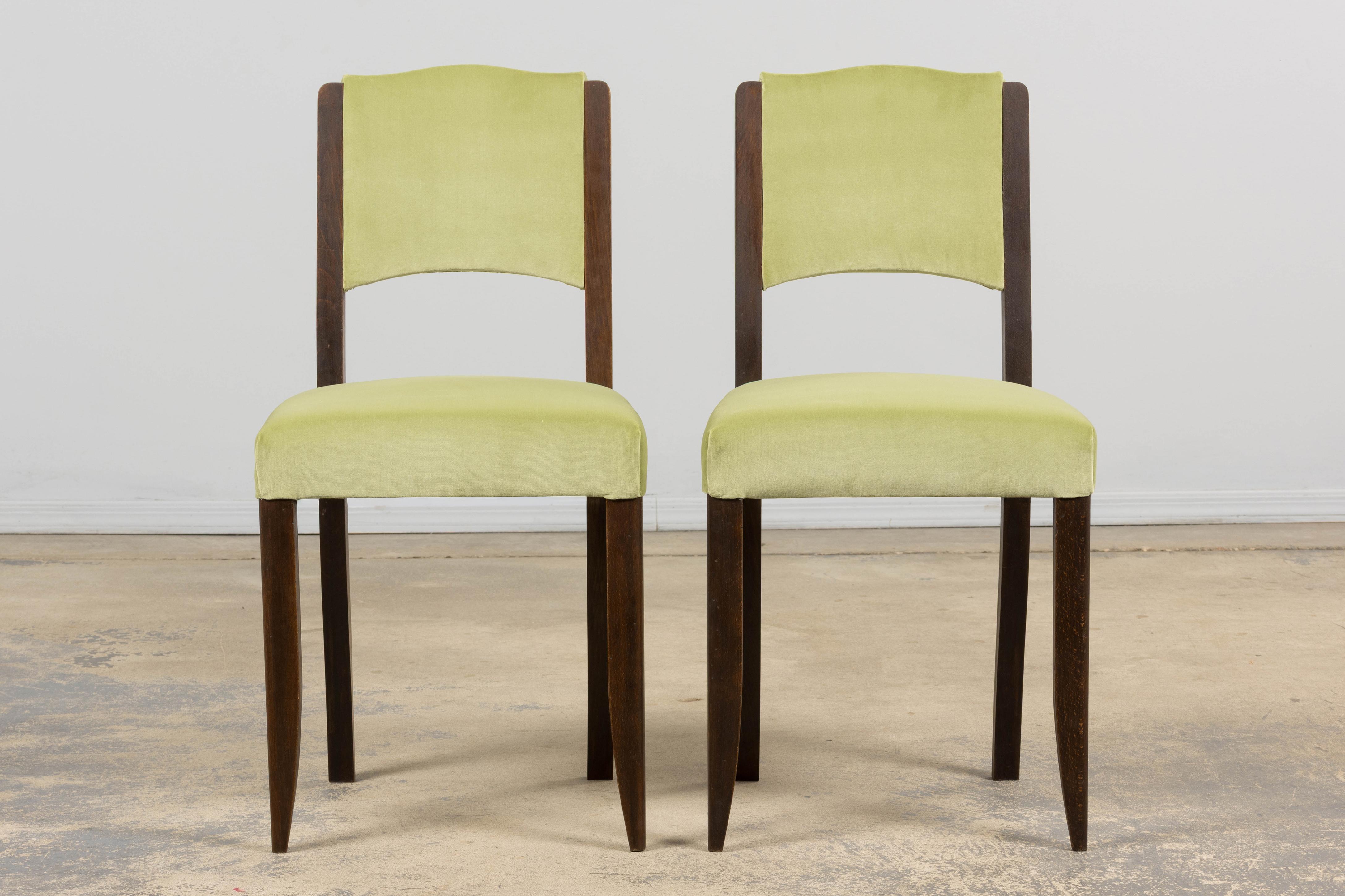 1930s French Art Deco Oak Dining Chairs in Laurel Green Velvet - Set of 6 (Handgefertigt) im Angebot
