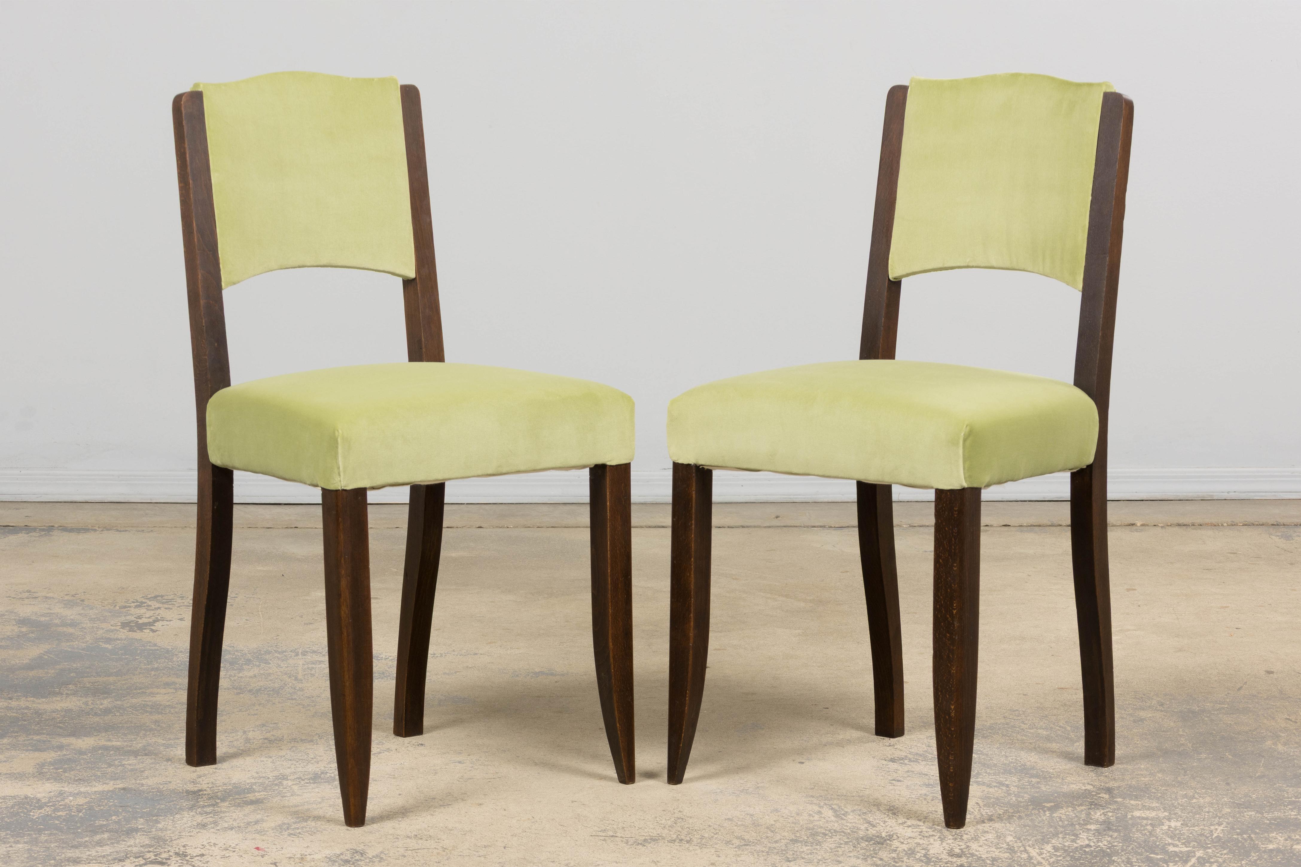 1930s French Art Deco Oak Dining Chairs in Laurel Green Velvet - Set of 6 im Zustand „Gut“ im Angebot in Astoria, NY