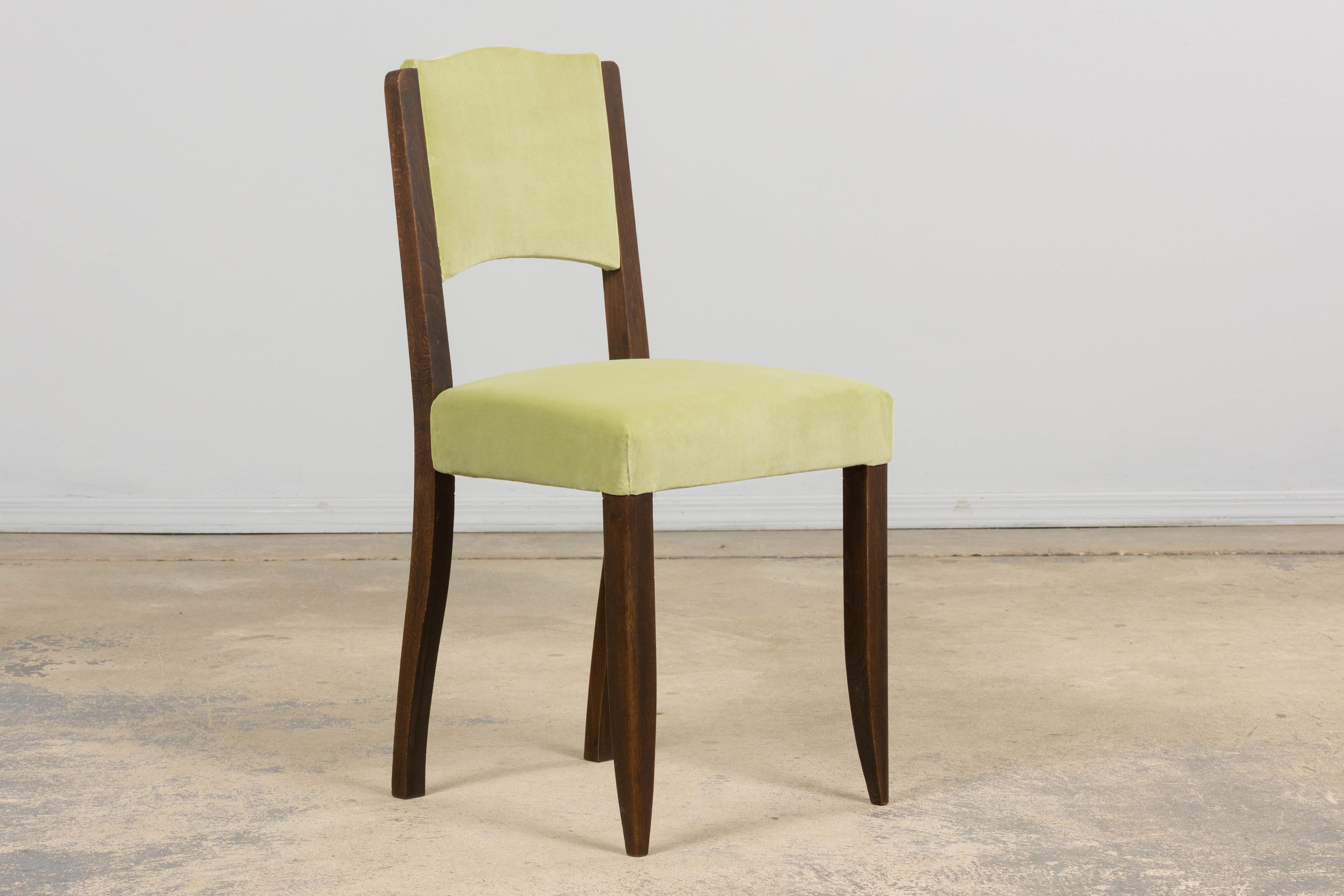 1930s French Art Deco Oak Dining Chairs in Laurel Green Velvet - Set of 6 (20. Jahrhundert) im Angebot