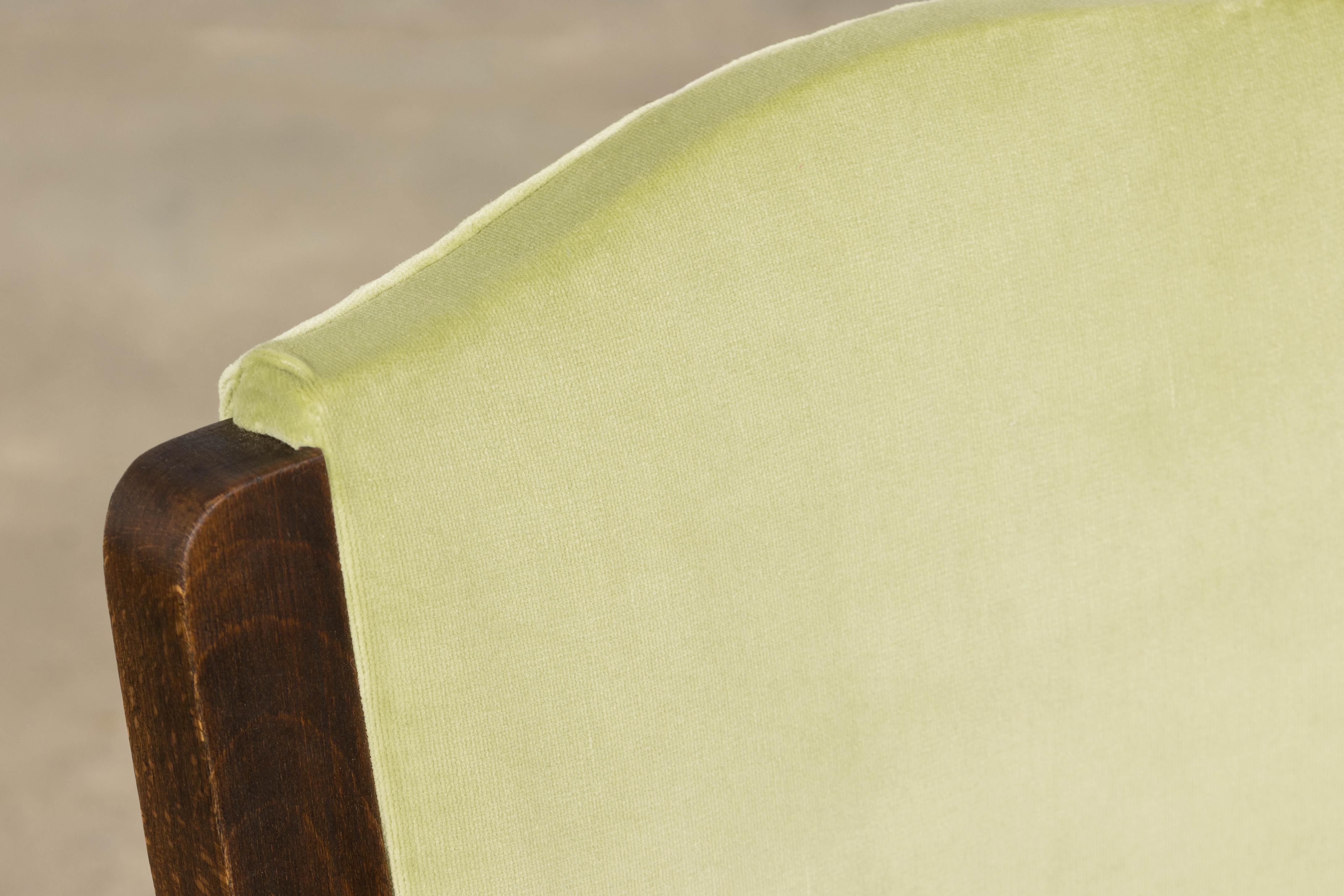 1930s French Art Deco Oak Dining Chairs in Laurel Green Velvet - Set of 6 (Samt) im Angebot