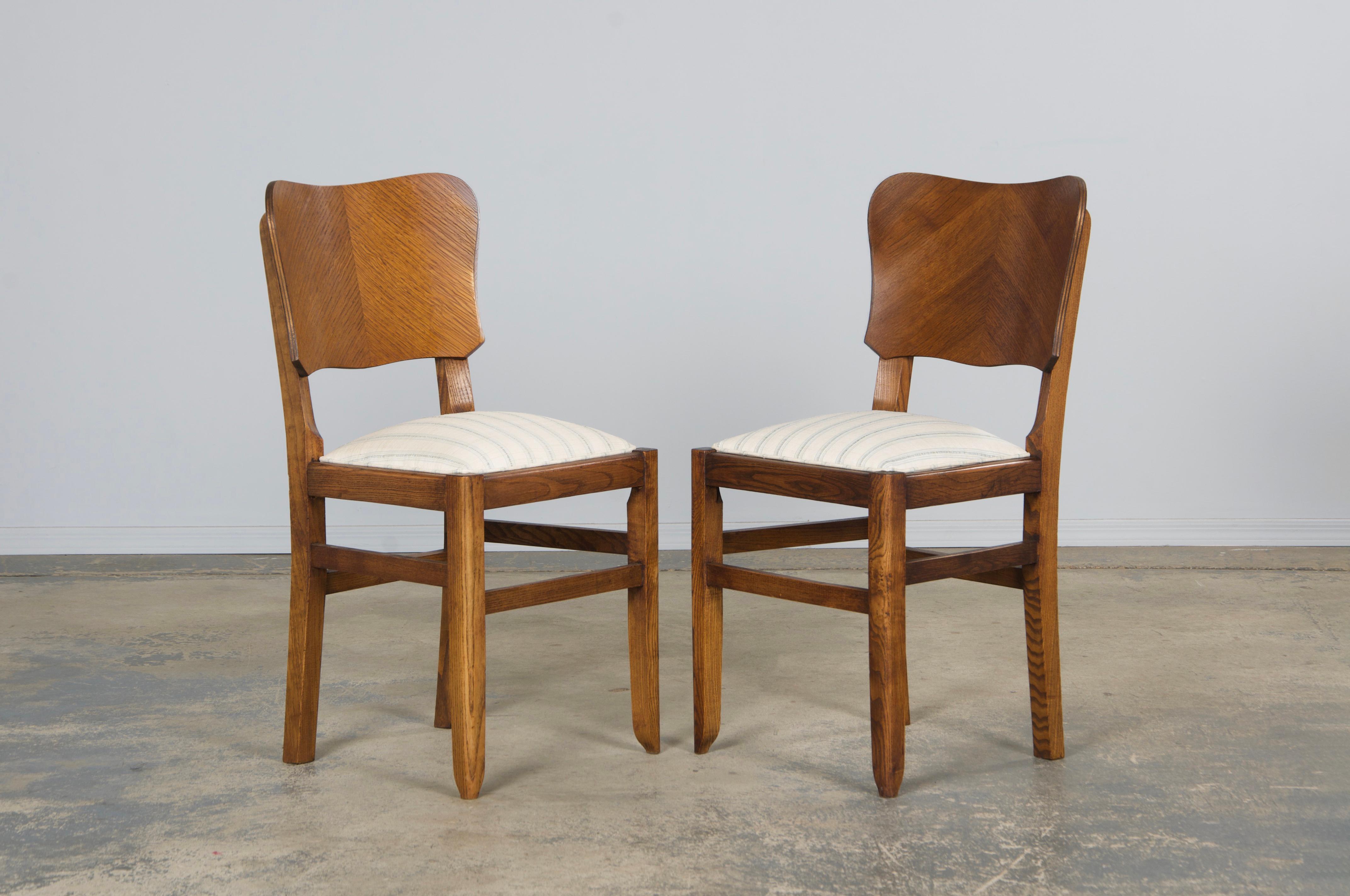 Intagliato a mano Sedie da pranzo francesi Art Deco degli anni '30 in Oak con tessuto a righe - Set di 6 in vendita