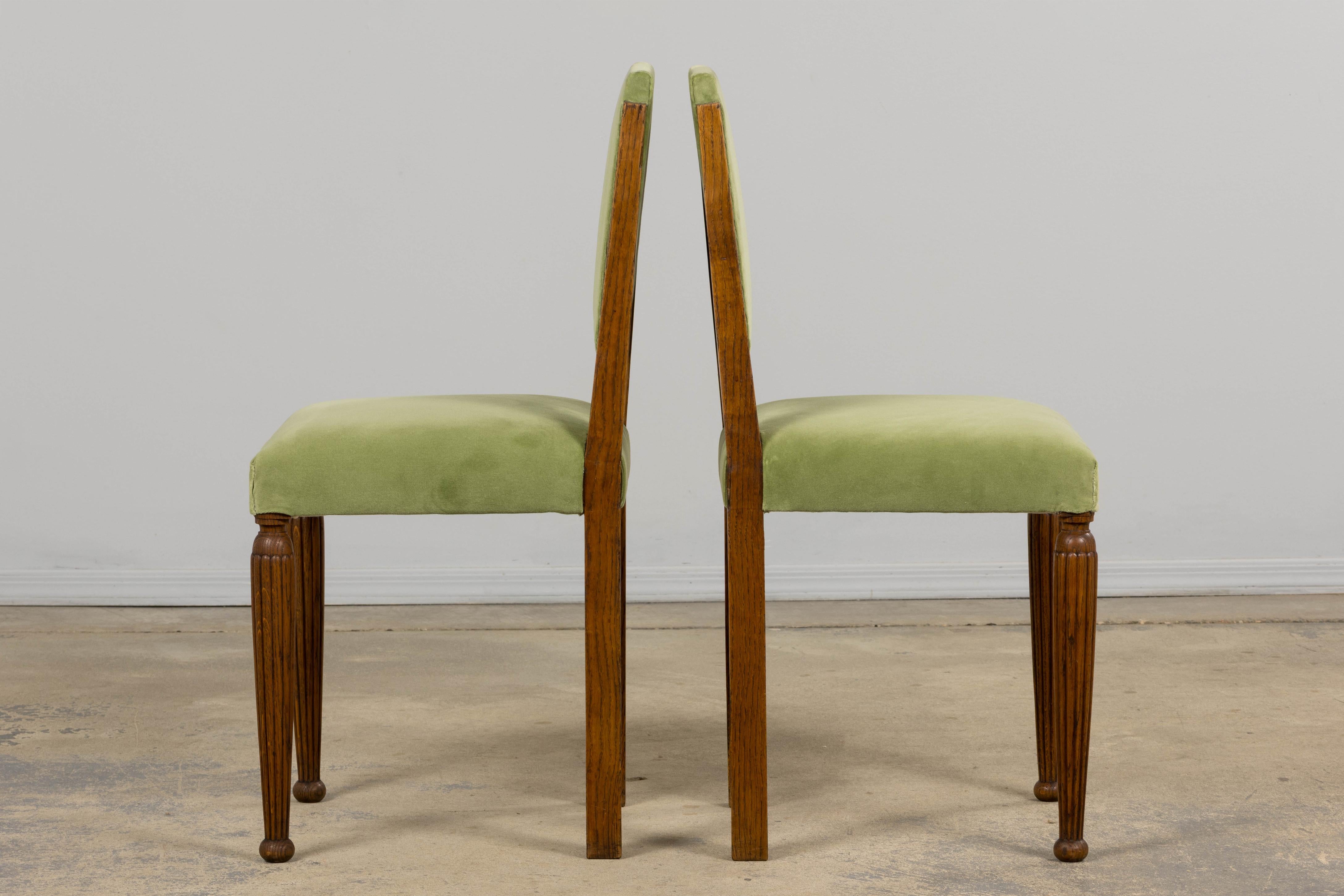 Chais de Comedor Franceses Art Decó de 1930 en Terciopelo Verde Salvia - Set de 6 en venta 9