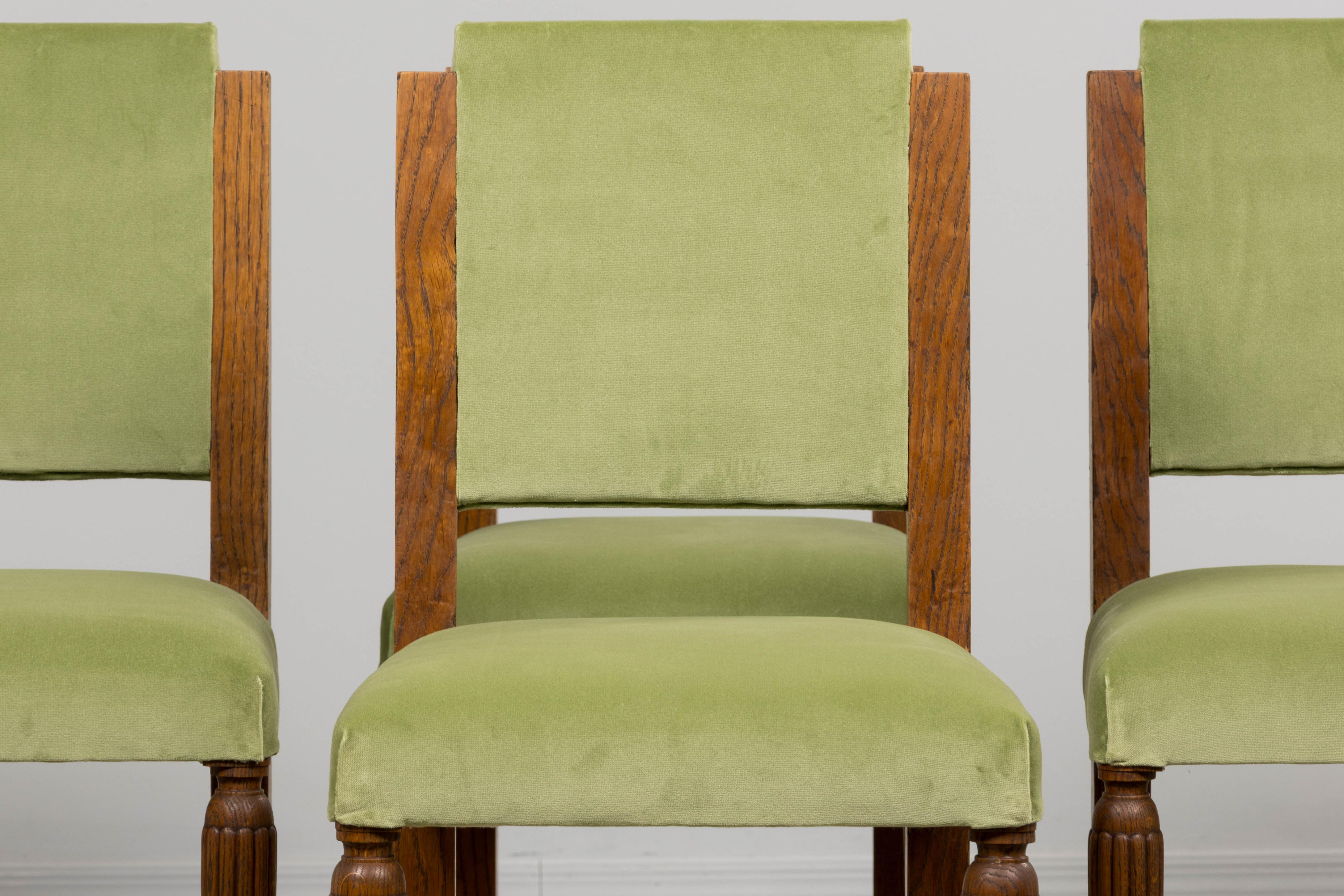 Llamativo juego de seis sillas de comedor Art Decó francesas de los años 30, procedentes de Provenza, Francia. Cada silla ha sido restaurada estructuralmente, repasada y retapizada en terciopelo verde salvia por Scalamandré. La silueta aerodinámica