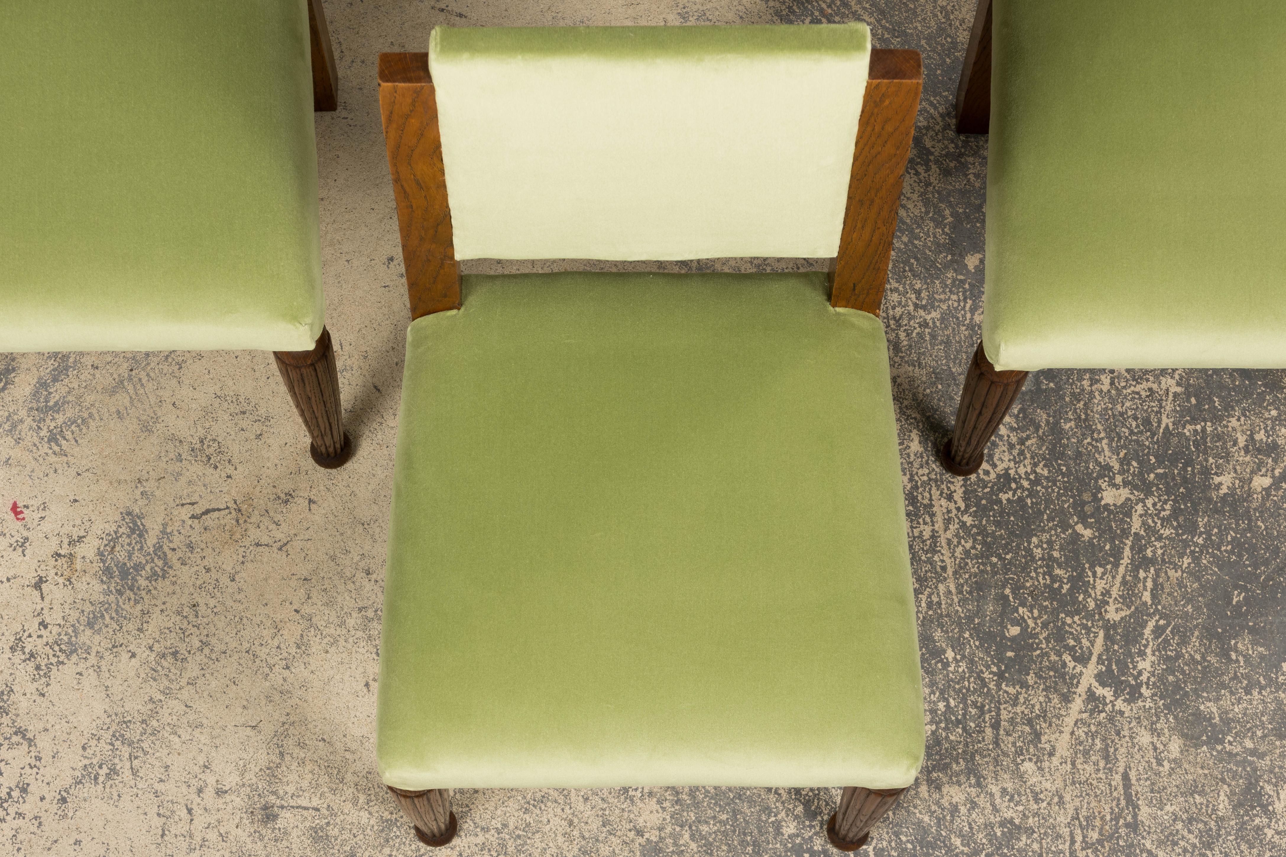 Chais de Comedor Franceses Art Decó de 1930 en Terciopelo Verde Salvia - Set de 6 Tallado a mano en venta