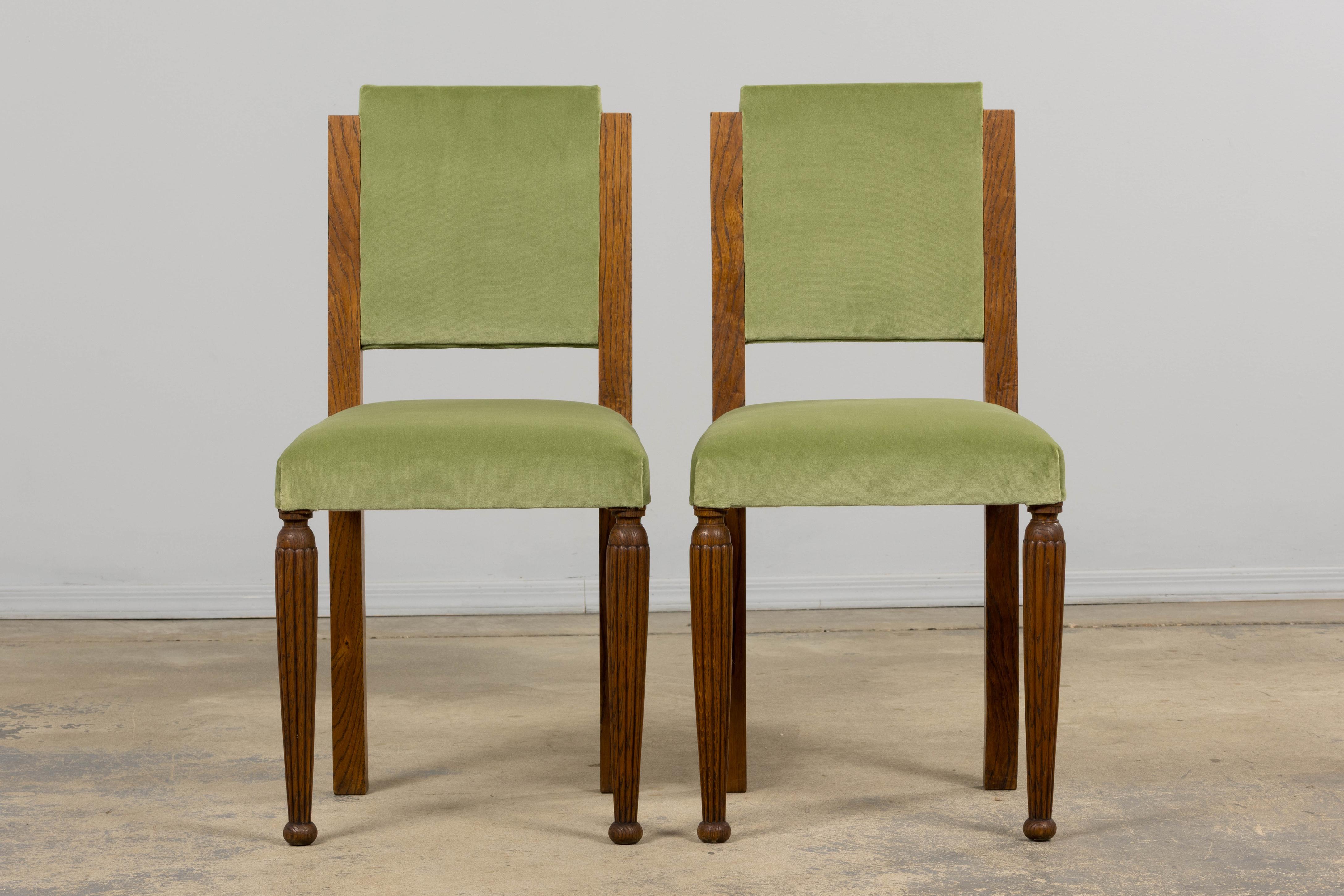 Chais de Comedor Franceses Art Decó de 1930 en Terciopelo Verde Salvia - Set de 6 en Bueno estado para la venta en Astoria, NY