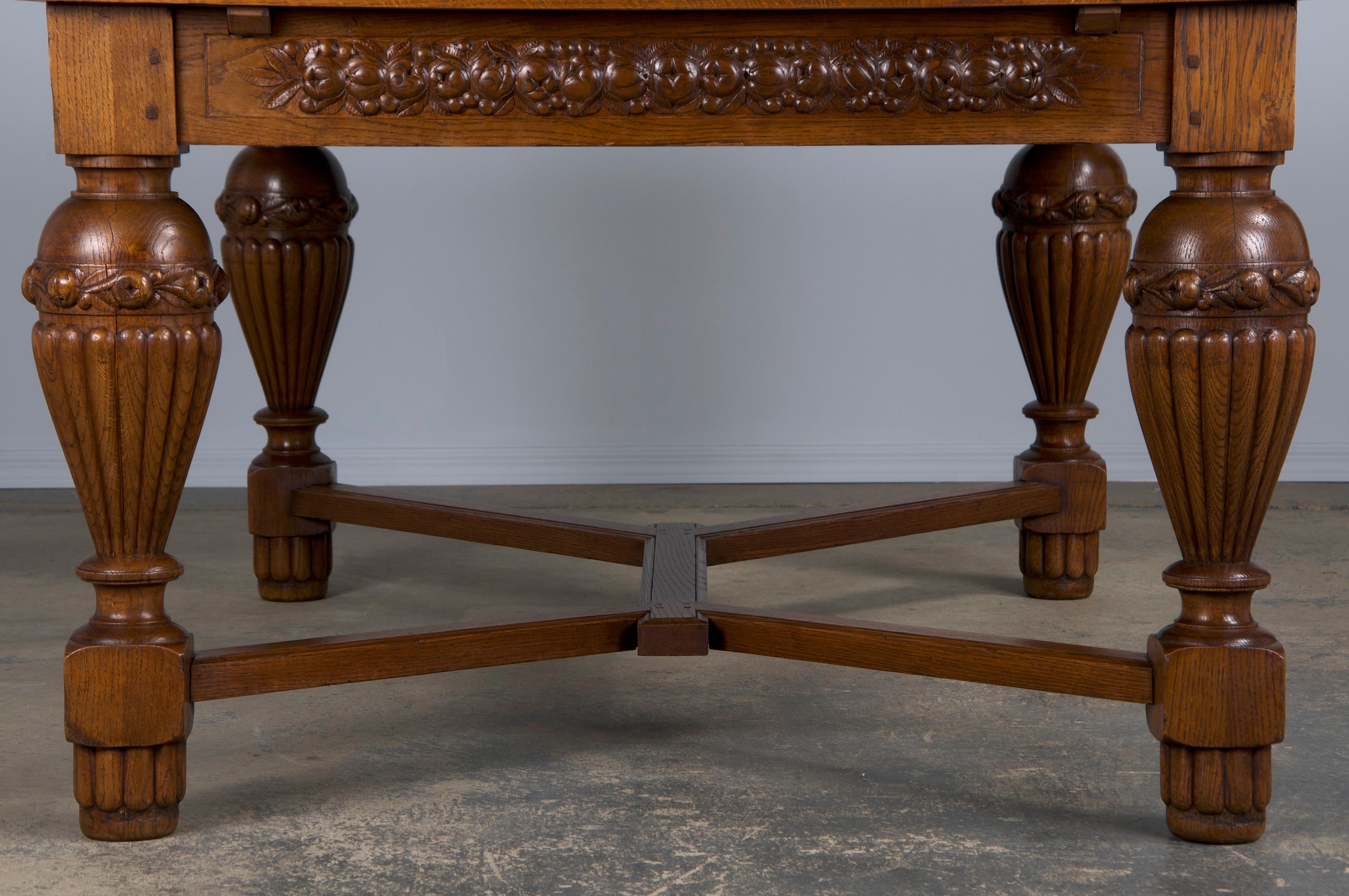 Mesa de comedor extensible francesa Art Decó de roble de los años 30 en venta 3