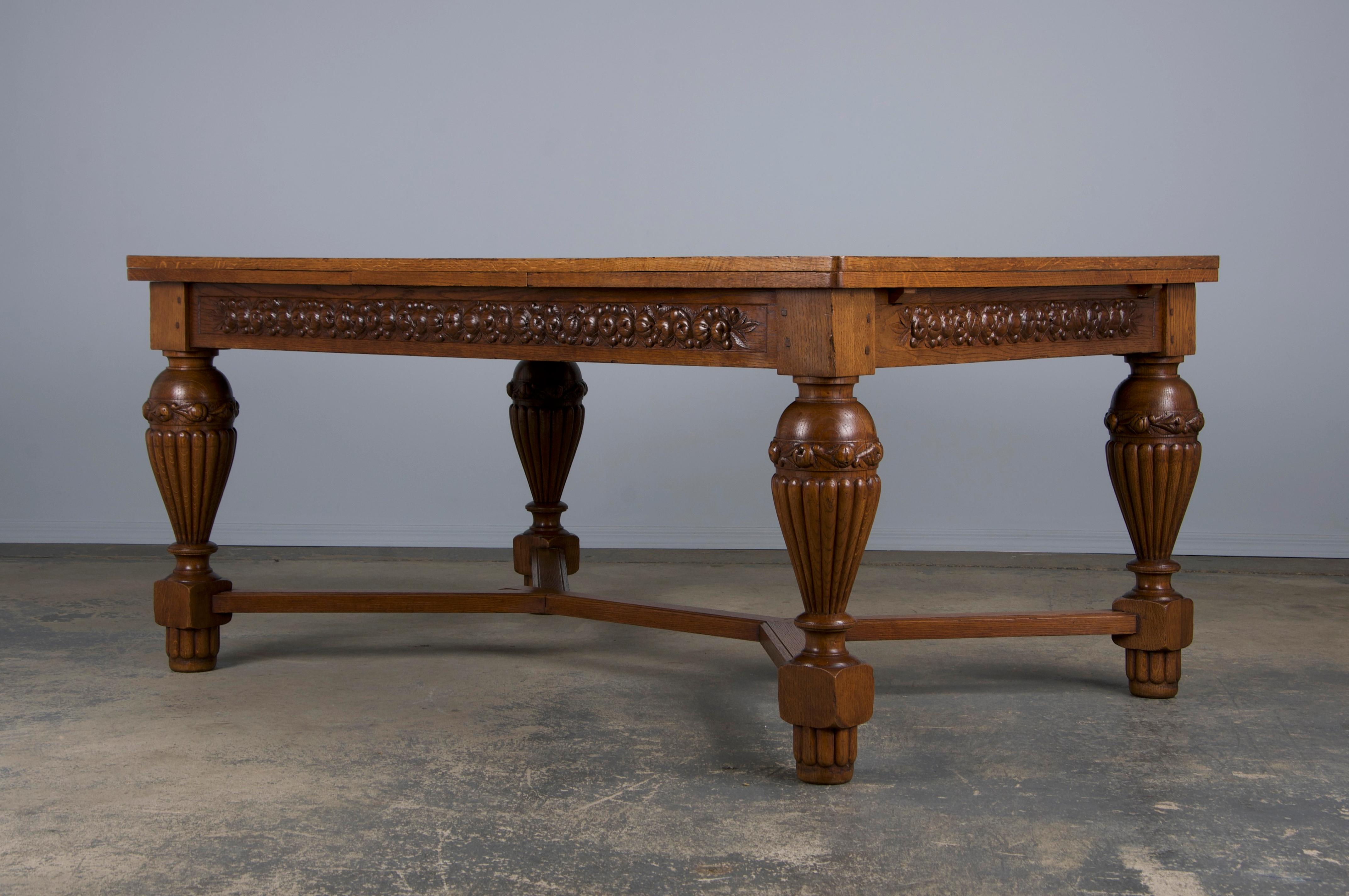 Mesa de comedor extensible francesa Art Decó de roble de los años 30 en venta 4