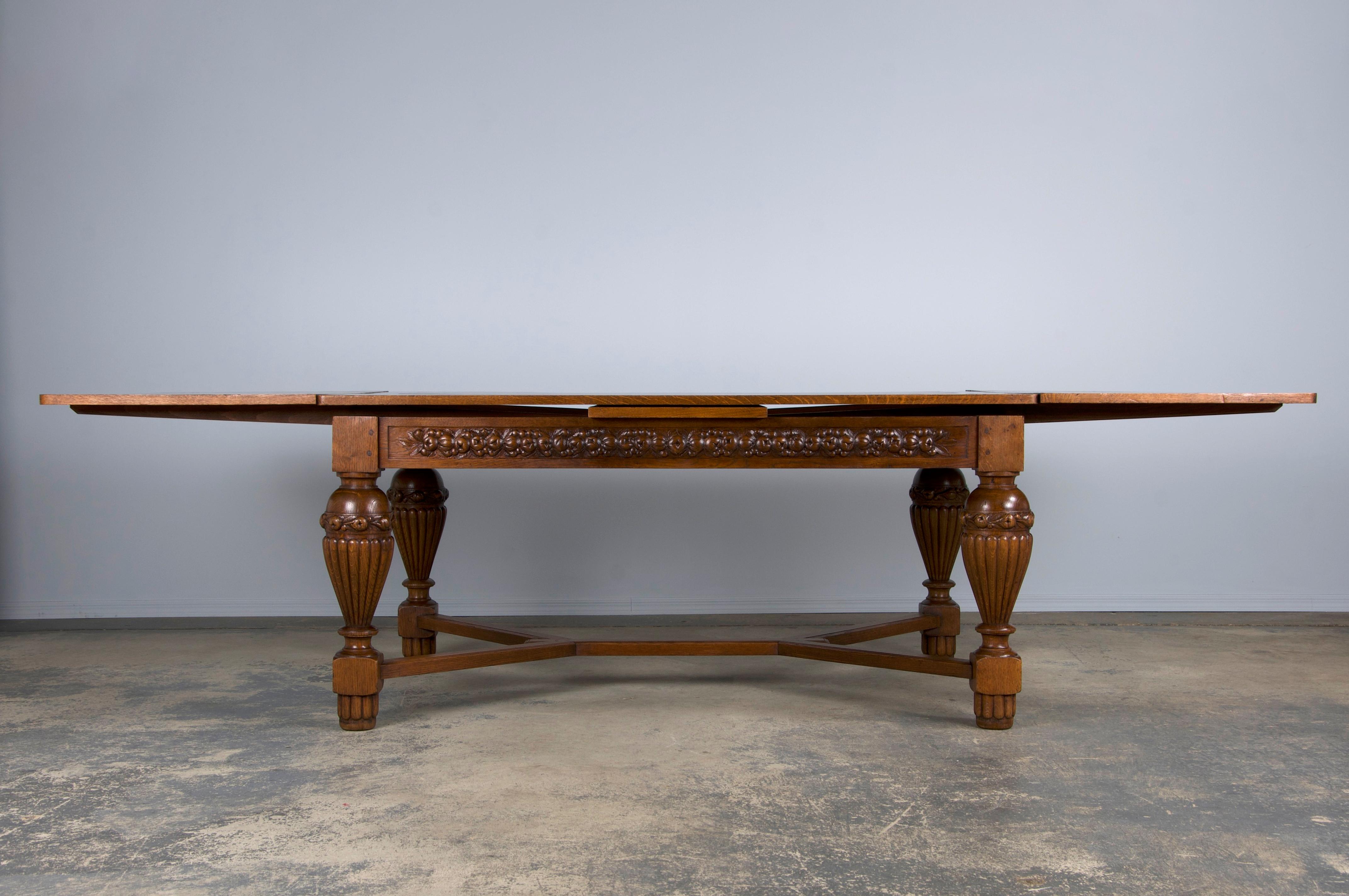Mesa de comedor extensible francesa Art Decó de roble de los años 30 en venta 8