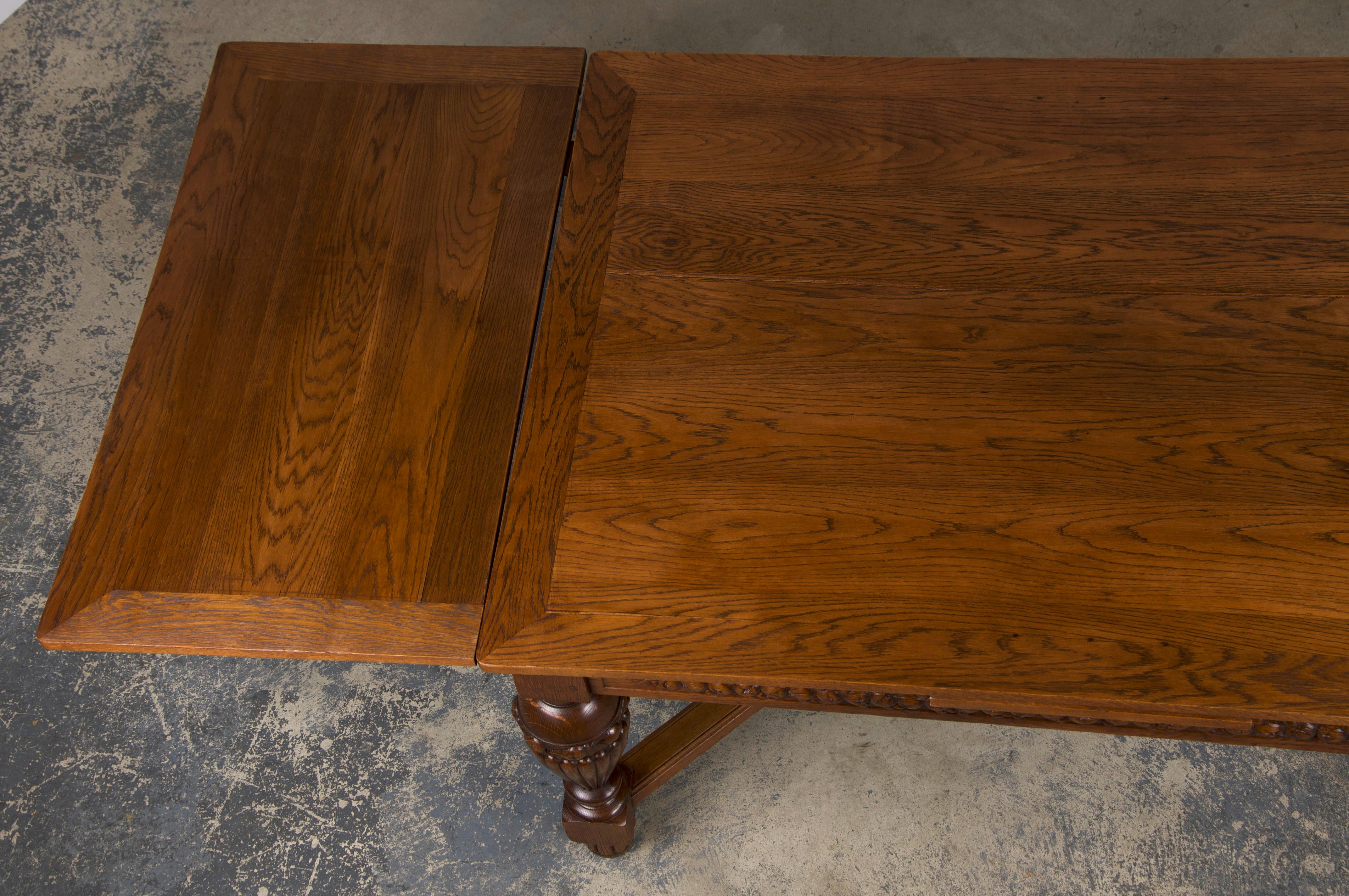 Mesa de comedor extensible francesa Art Decó de roble de los años 30 en venta 10