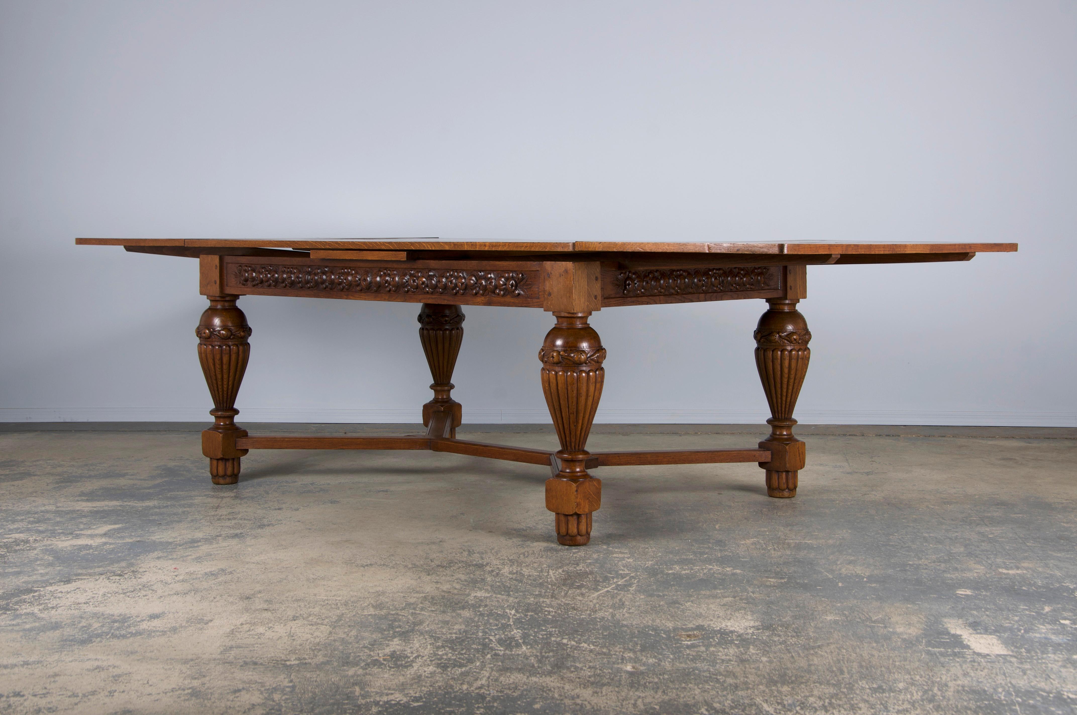 Mesa de comedor extensible francesa Art Decó de roble de los años 30 en venta 13