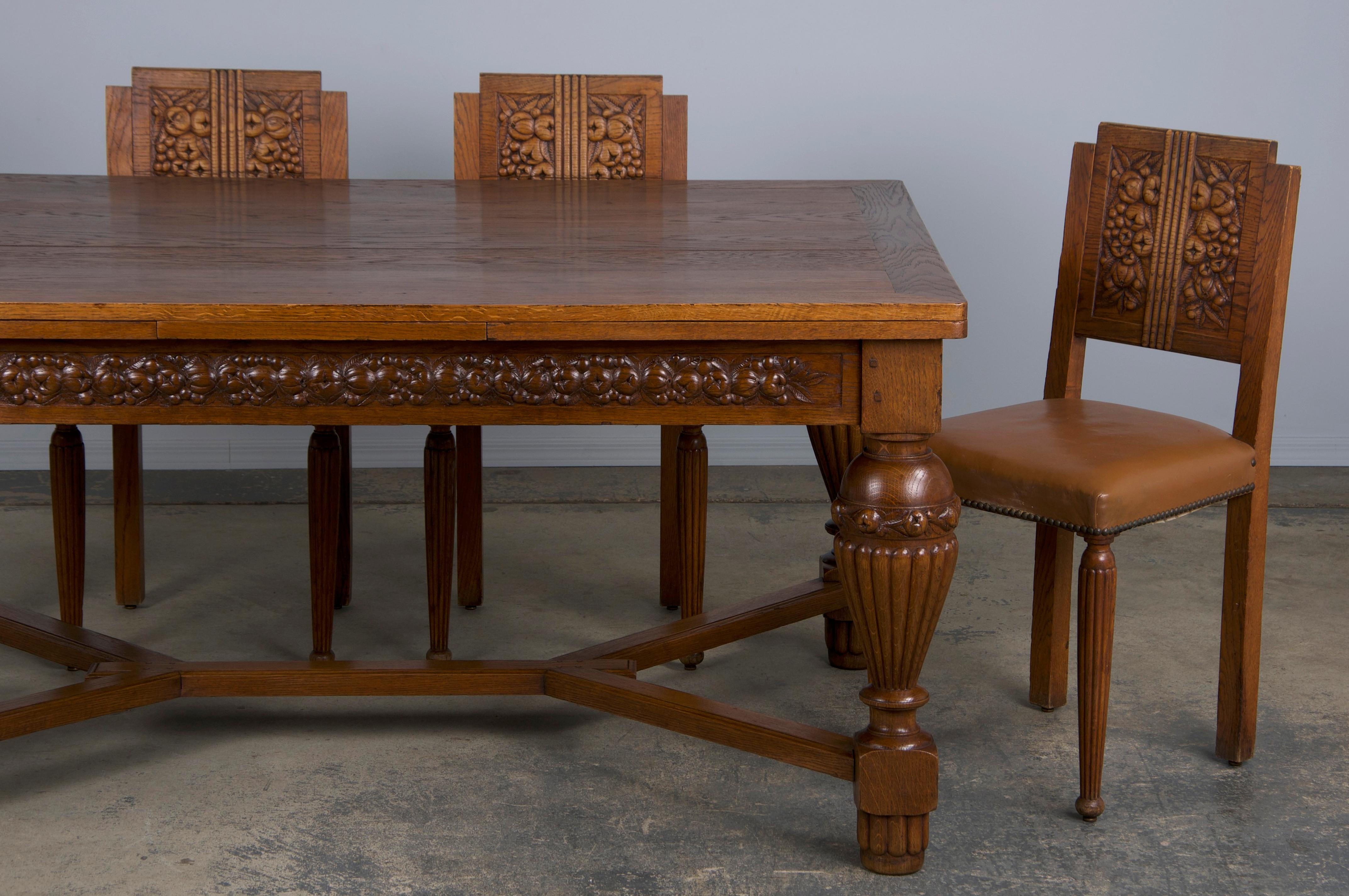 Mesa de comedor extensible francesa Art Decó de roble de los años 30 Tallado a mano en venta