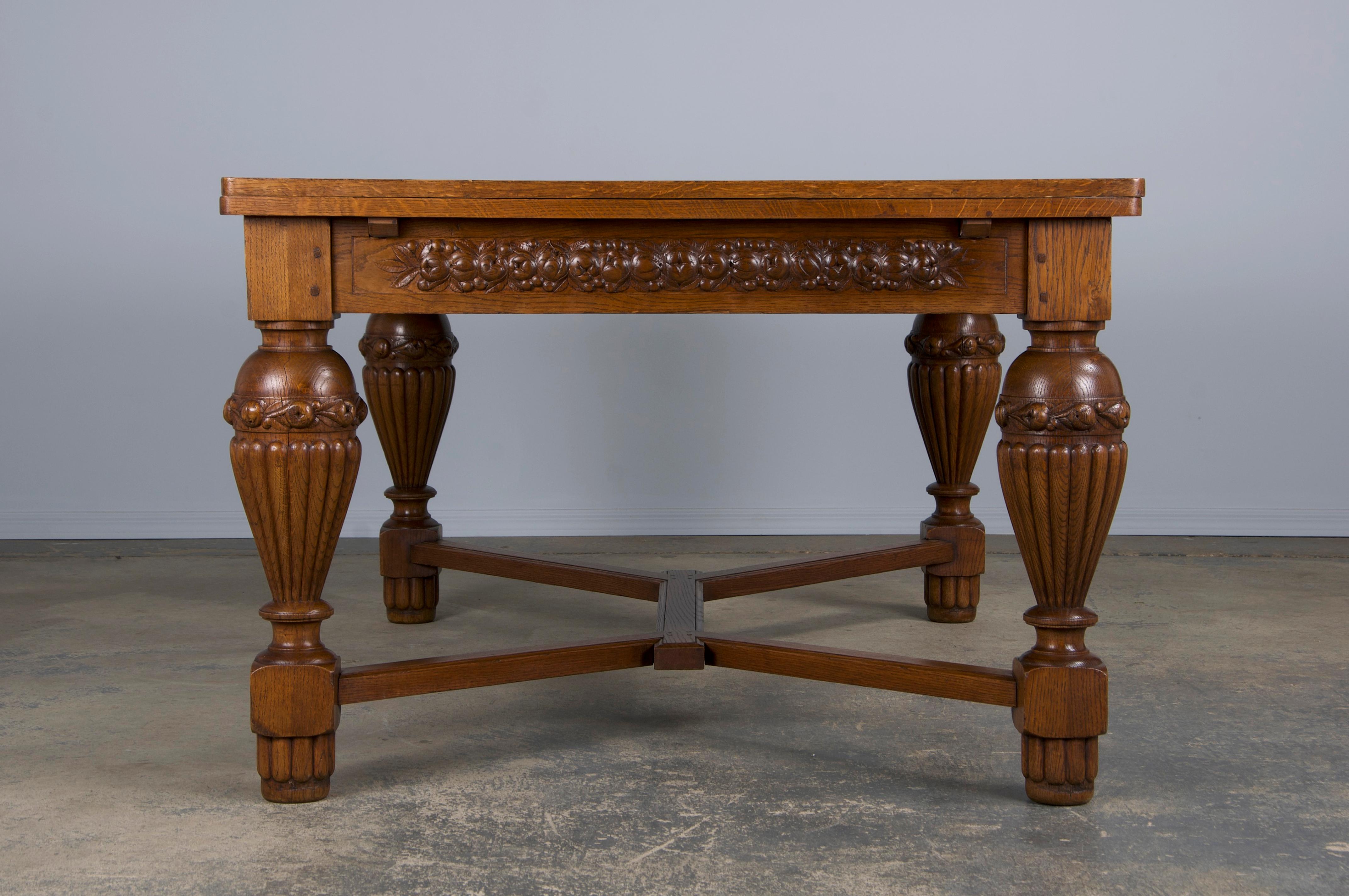 Mesa de comedor extensible francesa Art Decó de roble de los años 30 Roble en venta