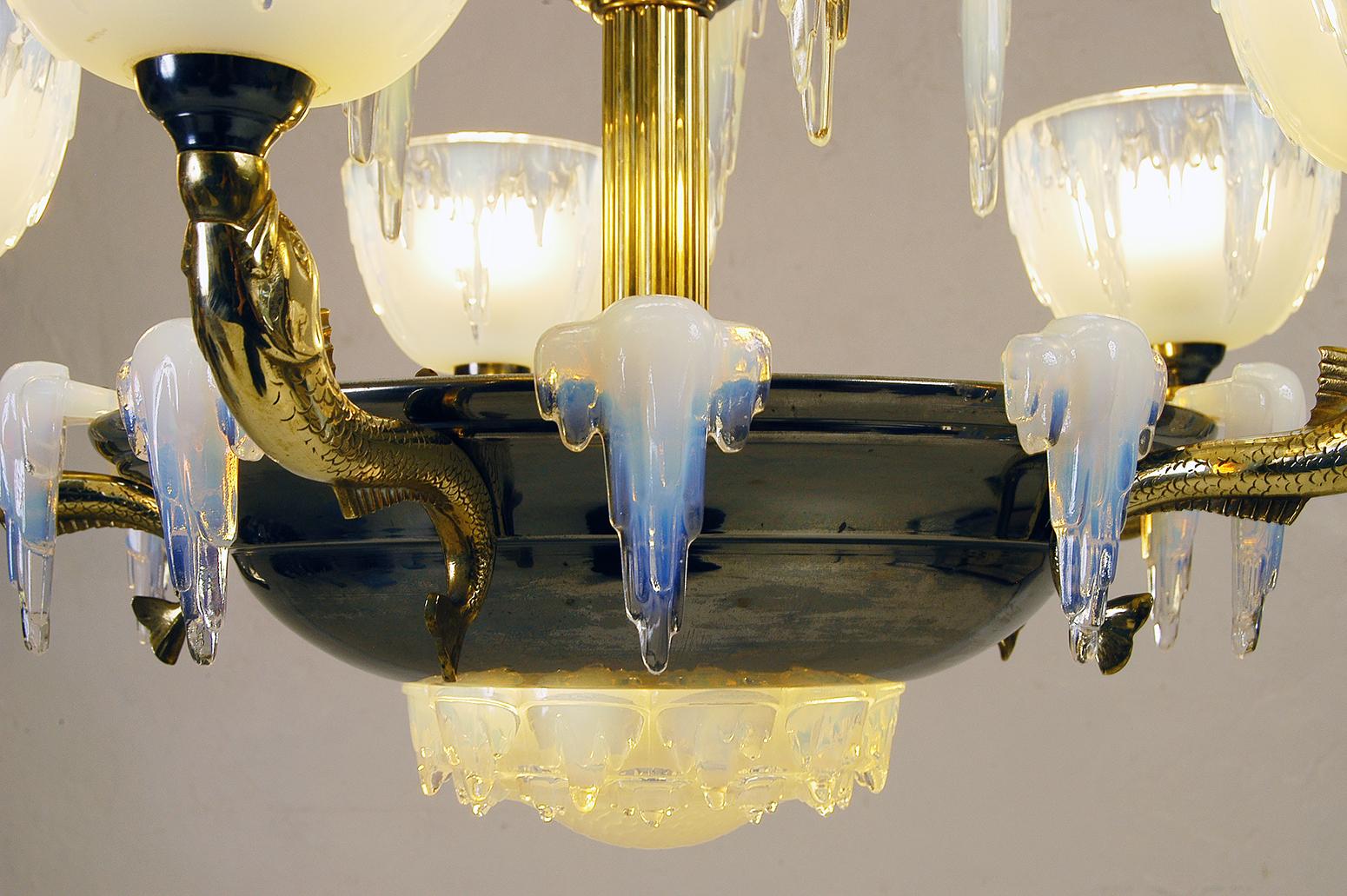 1930s French Art Deco Opalescent Ezan Glass ‘Icicle’ Chandelier by Henri Petitot In Good Condition In Sherborne, Dorset