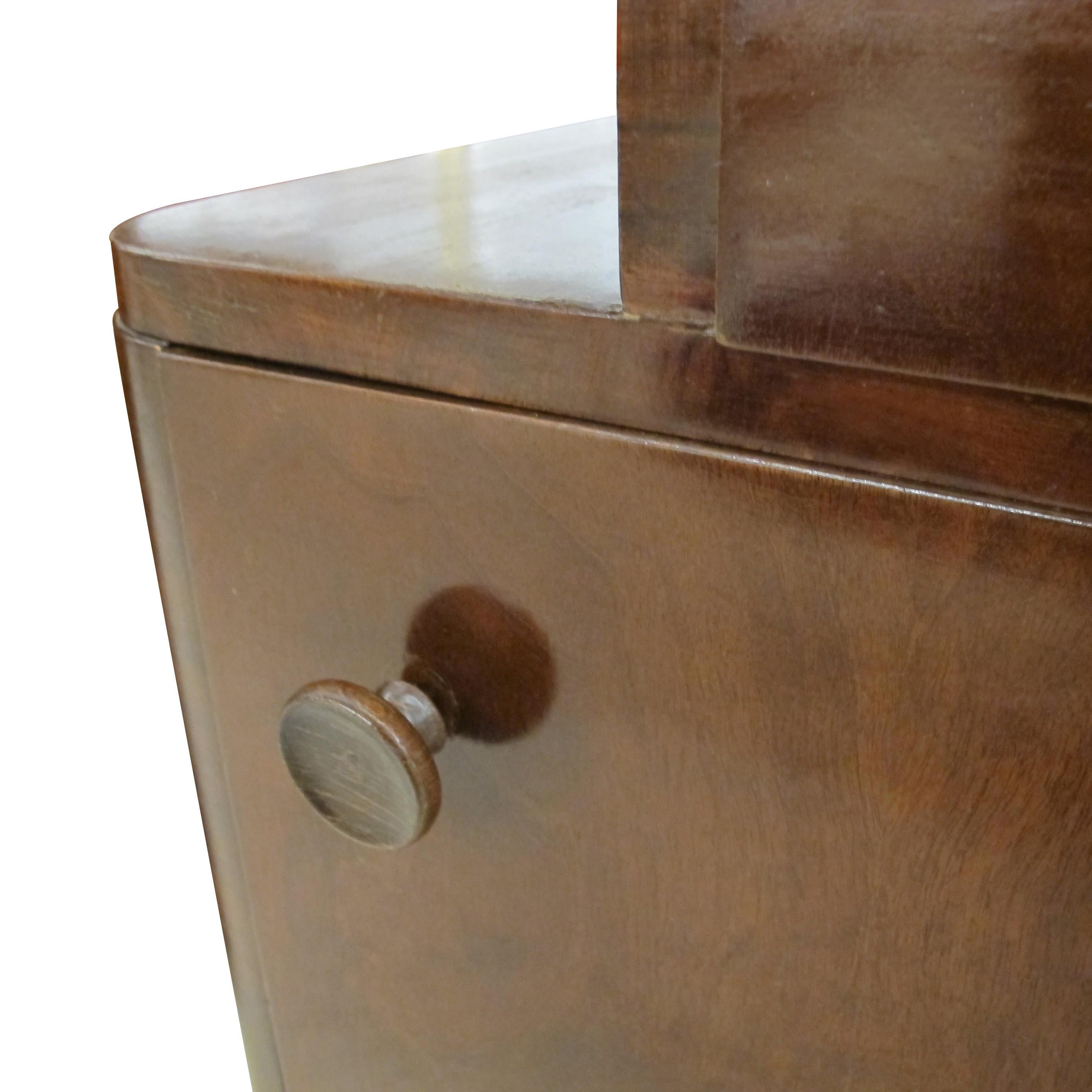 1930s French Art Deco Pair of Walnut Bedside Tables in vendita 2