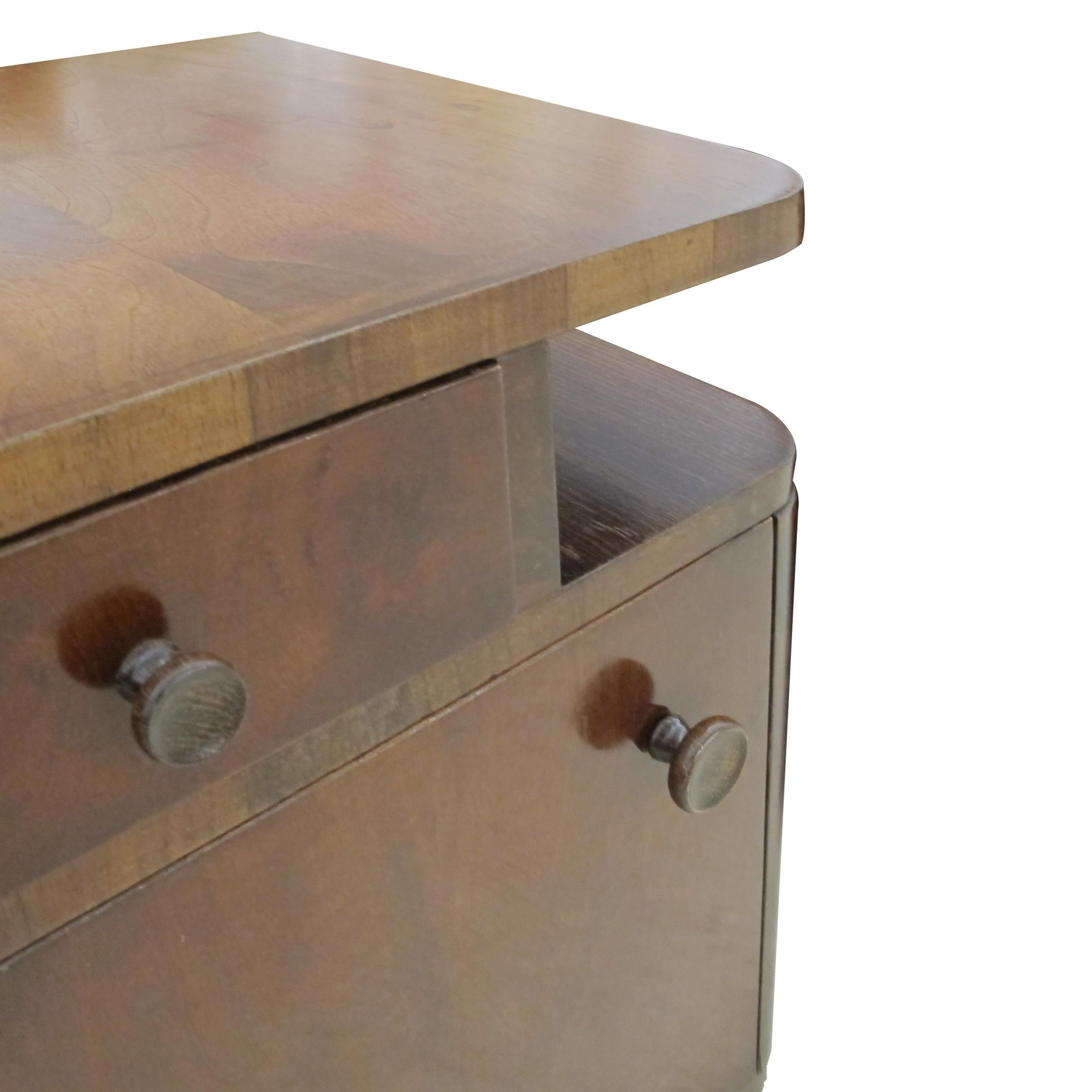 1930s French Art Deco Pair of Walnut Bedside Tables in vendita 3