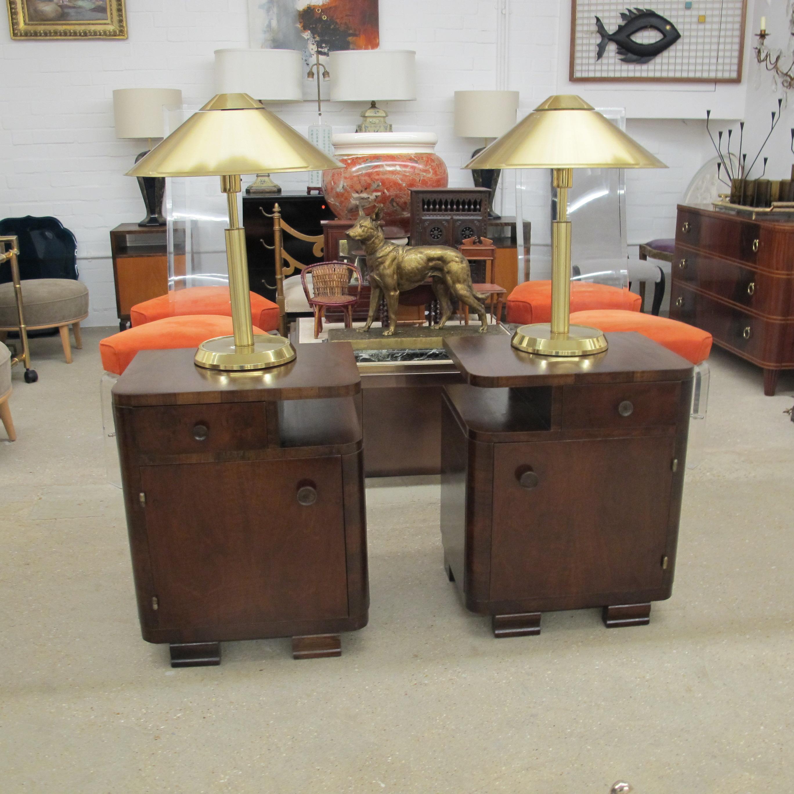 1930s French Art Deco Pair of Walnut Bedside Tables in vendita 4