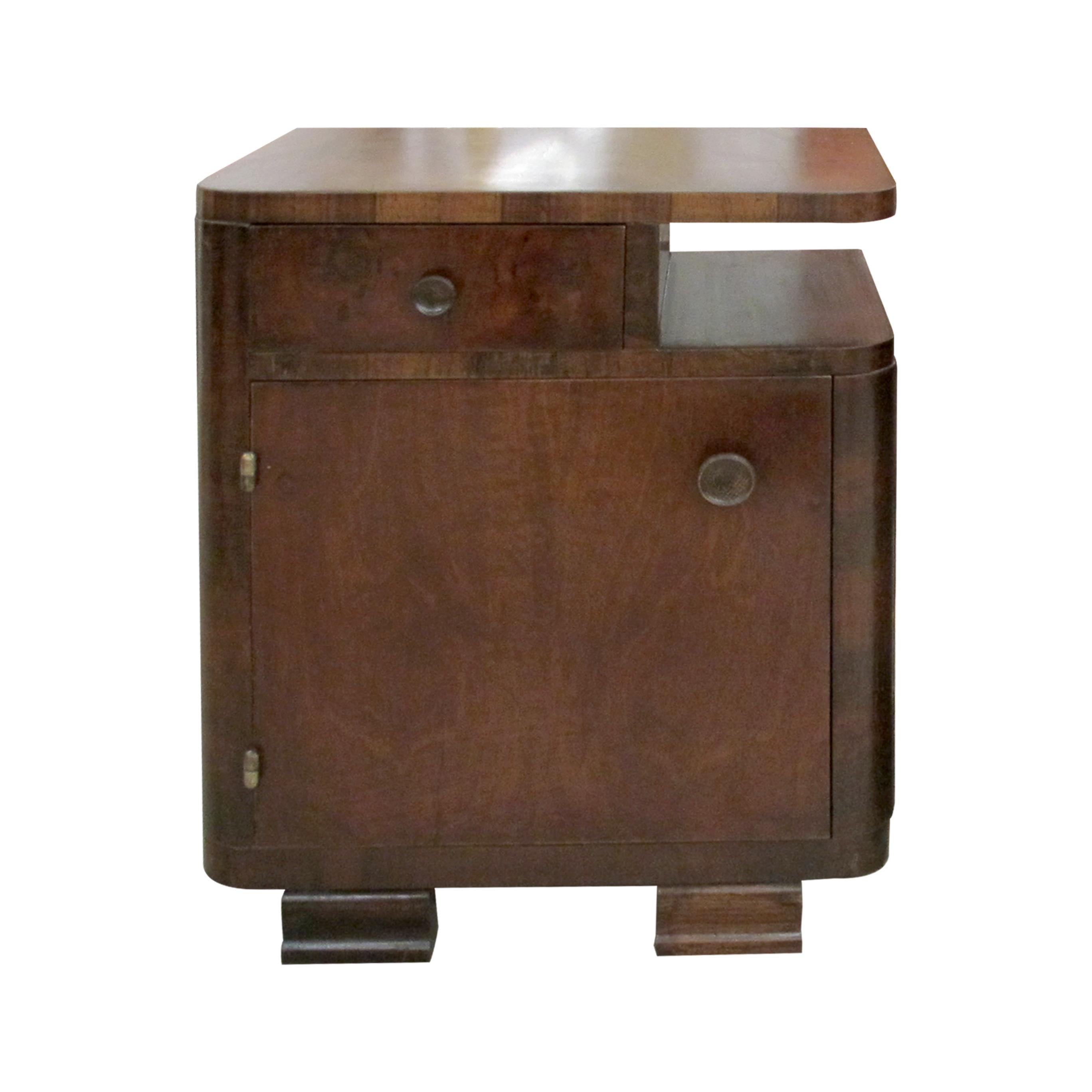 Art Déco 1930s French Art Deco Pair of Walnut Bedside Tables in vendita