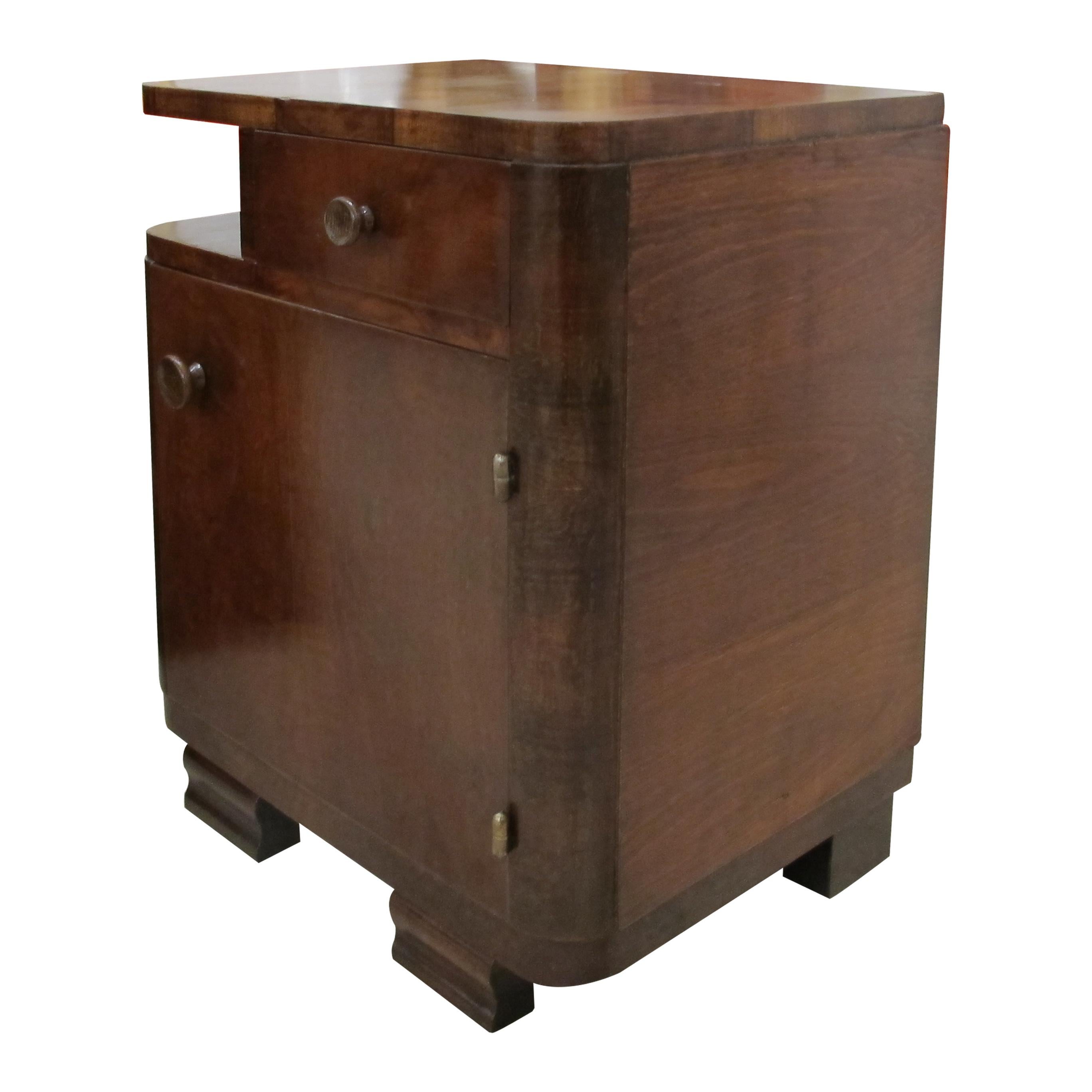 Impiallacciato 1930s French Art Deco Pair of Walnut Bedside Tables in vendita