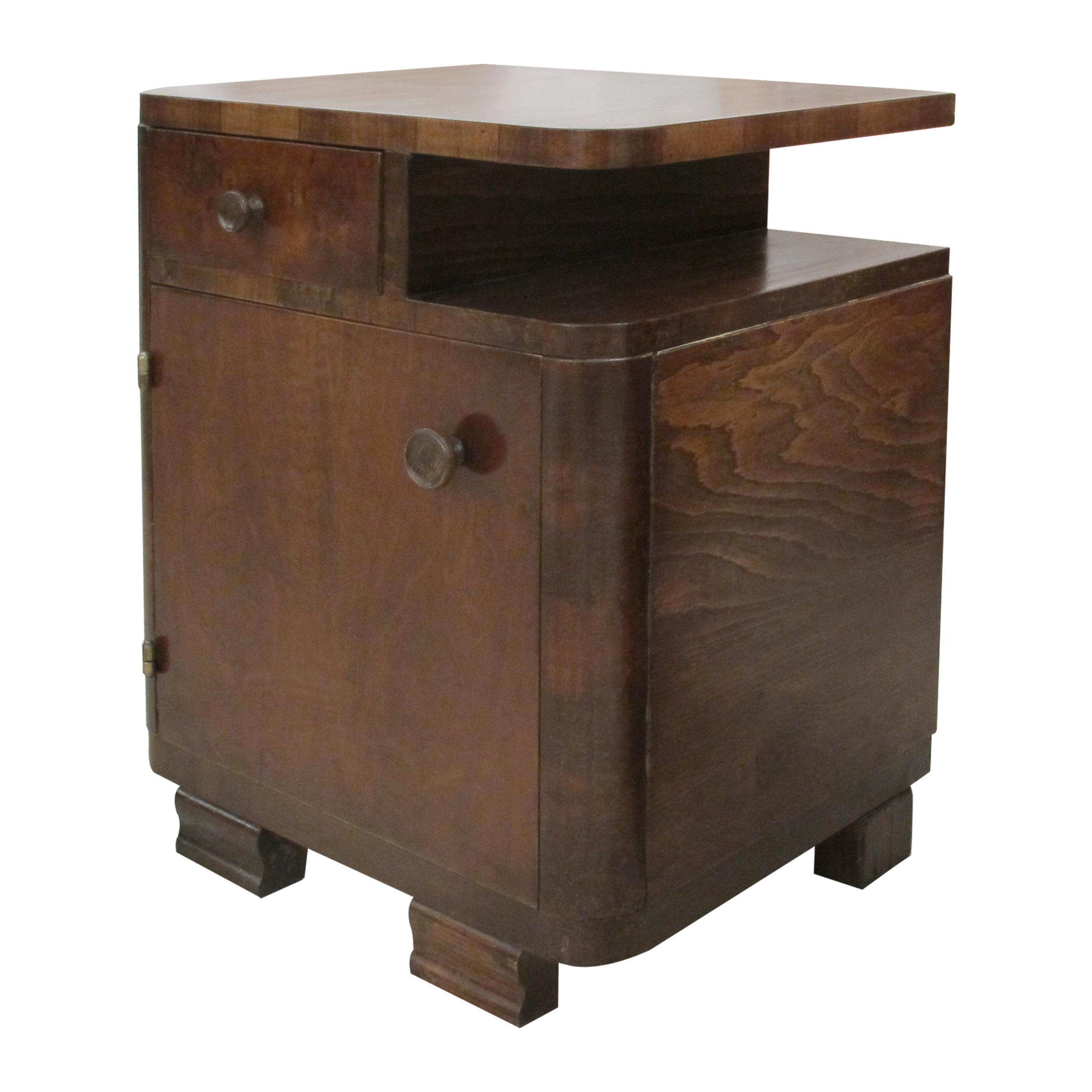 1930s French Art Deco Pair of Walnut Bedside Tables In condizioni buone in vendita a London, GB