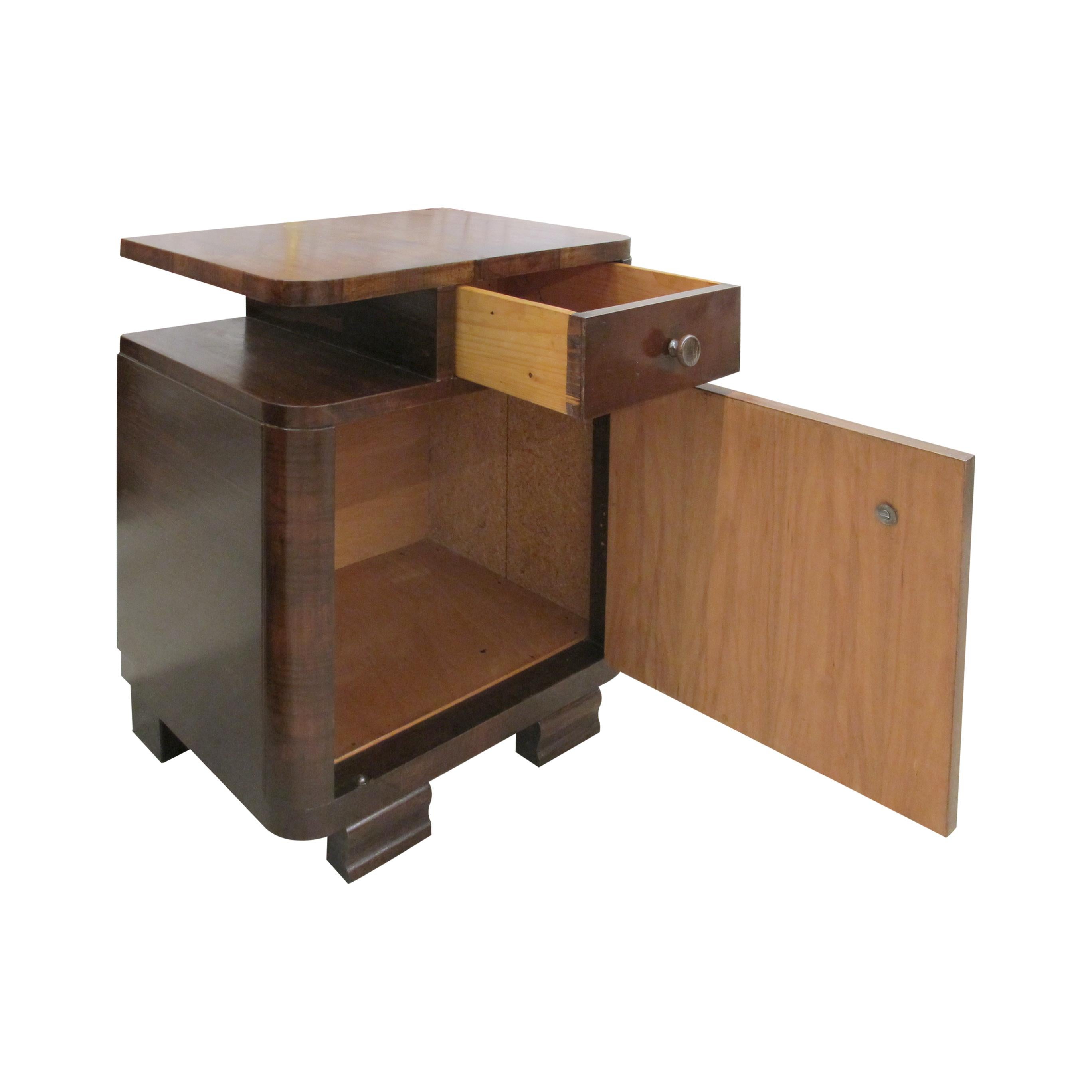 Metà XX secolo 1930s French Art Deco Pair of Walnut Bedside Tables in vendita