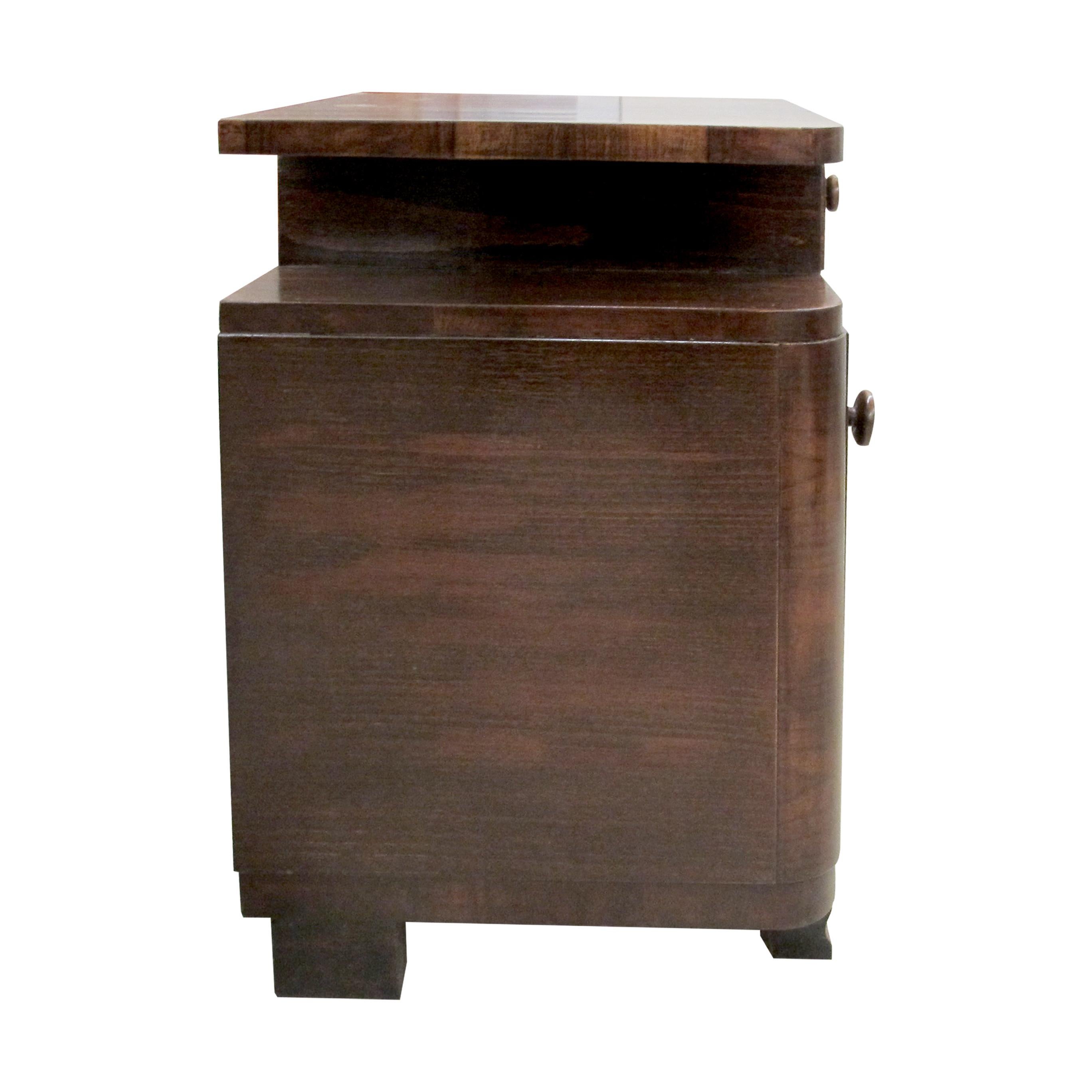 Noce 1930s French Art Deco Pair of Walnut Bedside Tables in vendita