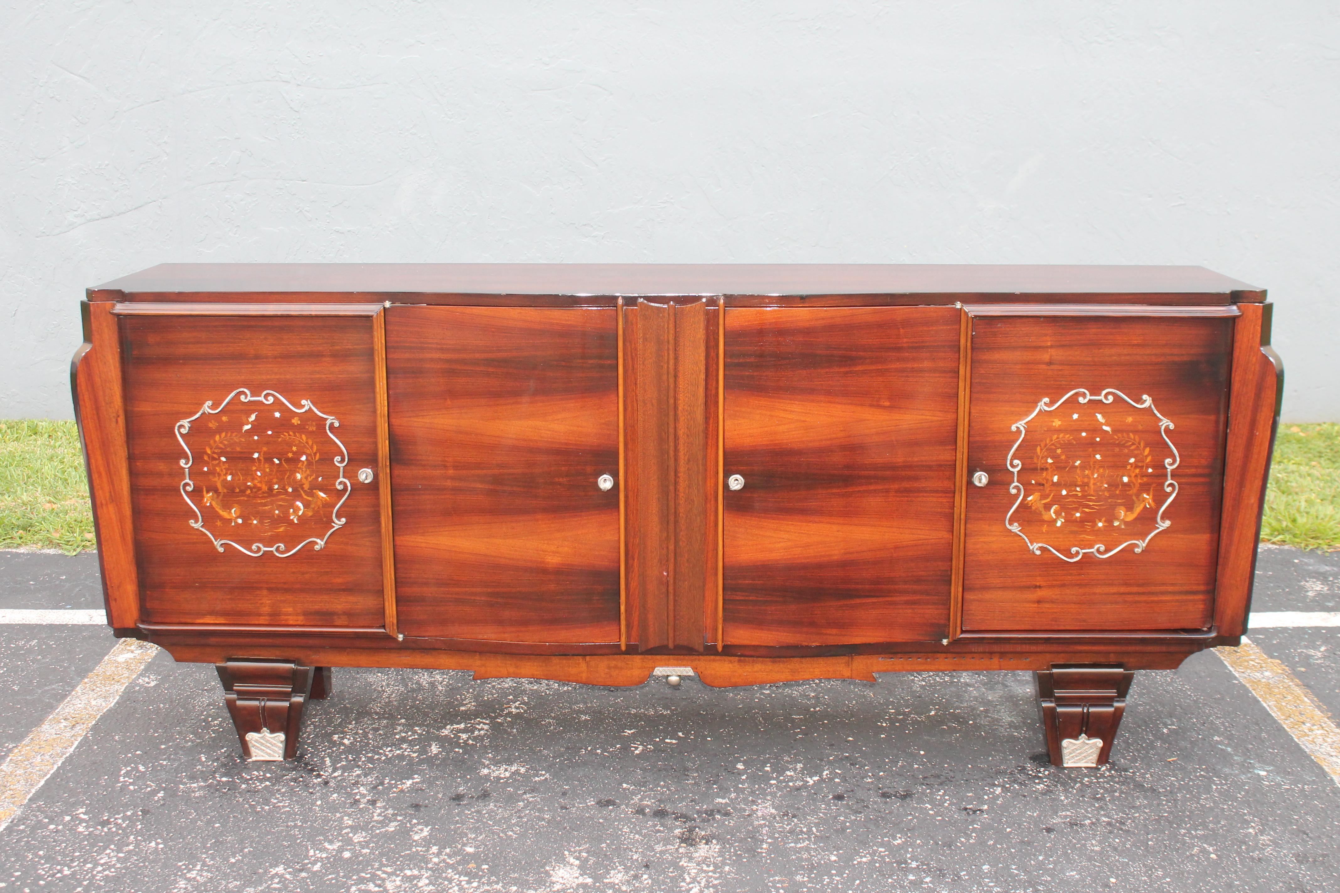 Grande esotico Art Deco francese del 1930 in palissandro Rio con intarsio di madreperla Buffet / Credenza / Credenza. Sirene figurate intarsiate. Hardware placcato in nichel ad alta lucidatura. Interni completamente rifiniti con ripiani e cassetti/