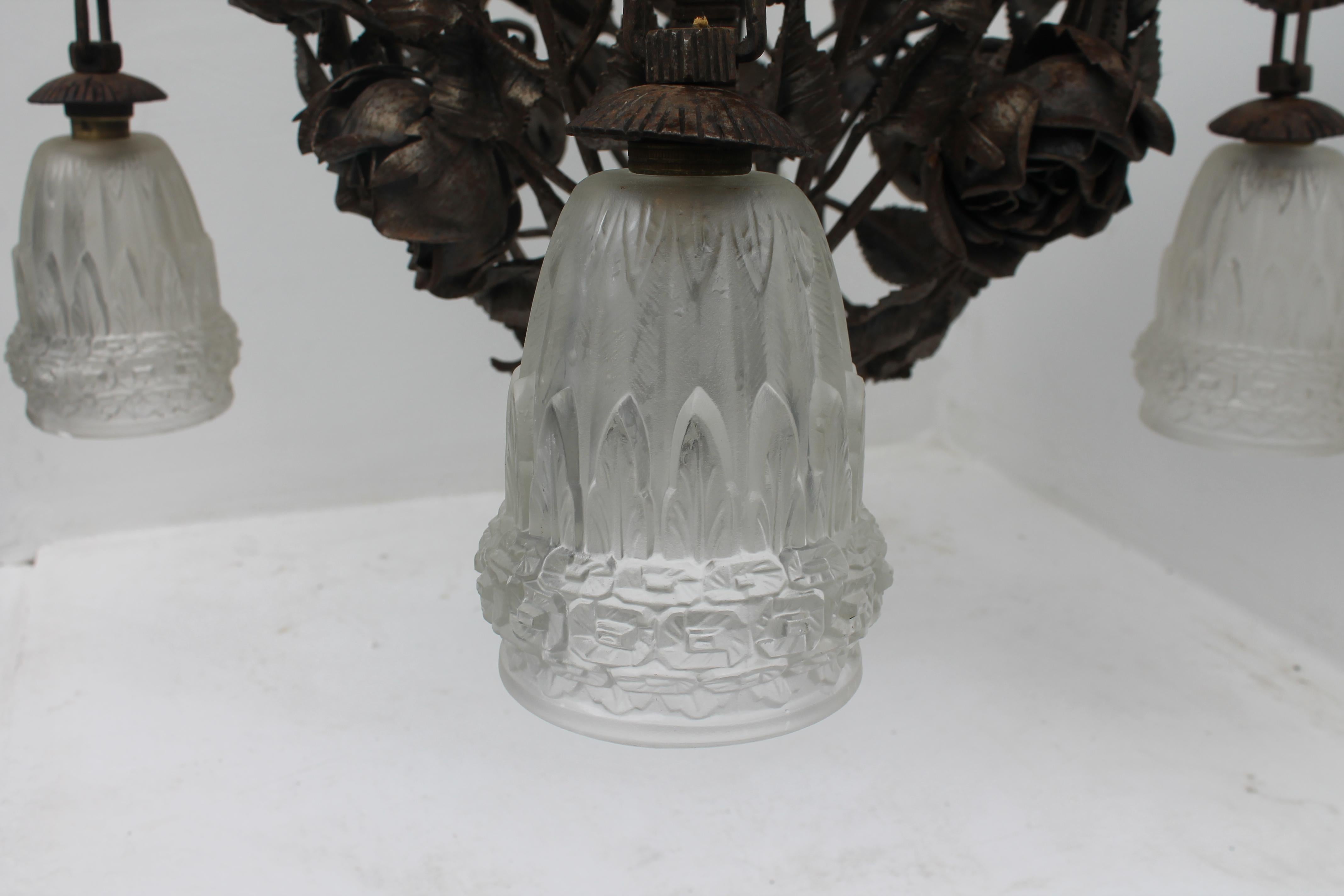 Art Déco Lampadario in ferro patinato Art Deco francese del 1930 